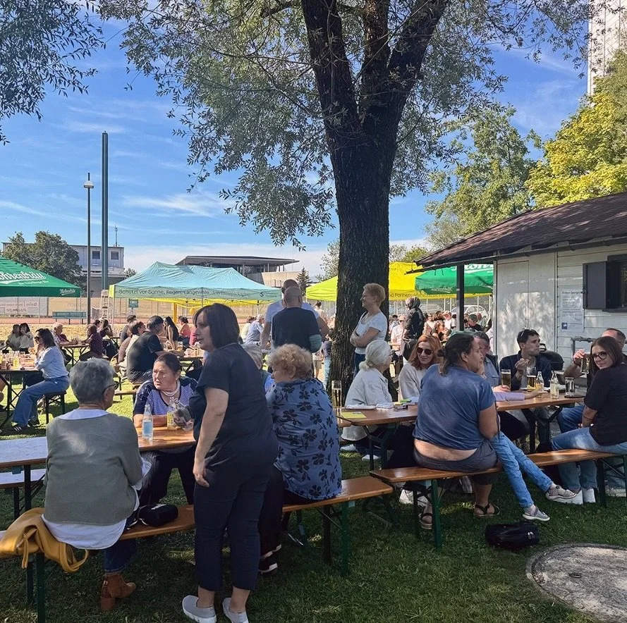 Unser Sommerfest wurde heuer kurzerhand zum Herbstfest. ☀️🍂

Unser Sommerfest musste heuer aufgrund der gro&szlig;en Hitze am urspr&uuml;nglichen Termin im Juni abgesagt werden. Letztes Wochenende war es dann endlich so weit &ndash; und die Stimmung
