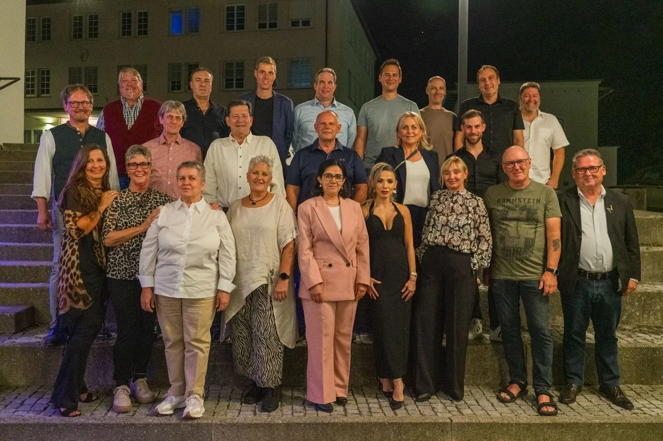Danke f&uuml;r 20, 25, 30, 35 und sogar 40 Jahre! 🥂
 
Im Gl&ouml;ggele in Dornbirn haben wir unsere Jubilar:innen und Pensionist:innen gefeiert, und es war ein Abend voller sch&ouml;ner Momente. 🎉
 
🥂 Ap&eacute;ro im Hof
🍽️ Flying Dinner, Hauptga
