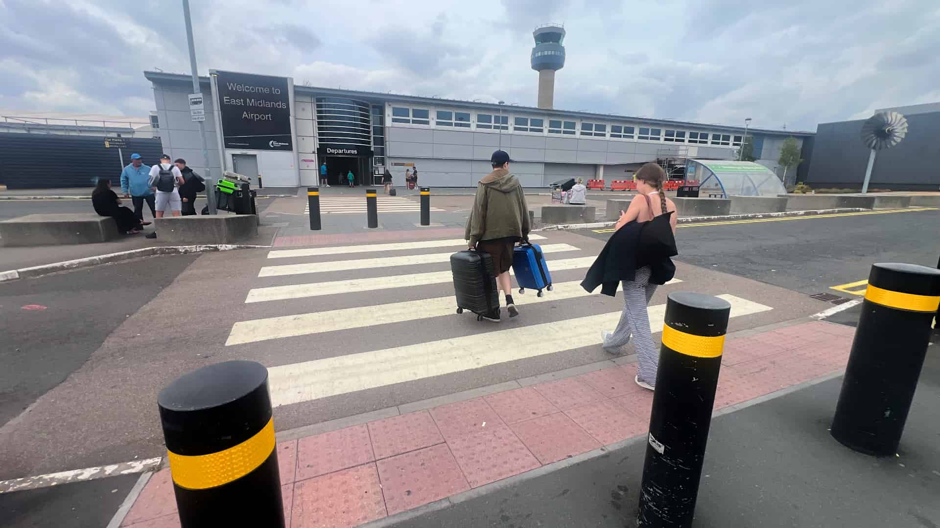 The rapid drop-off zone at East Midlands Airport EMA