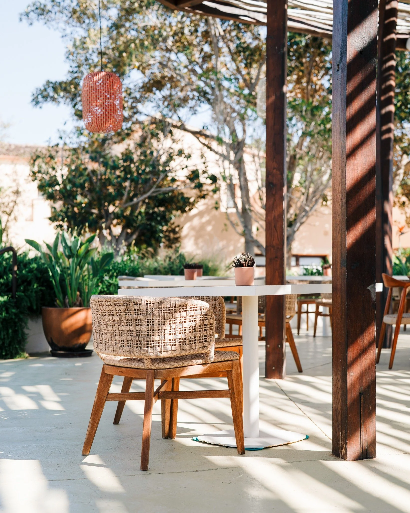 Lunch al fresco, with woven chairs, filtered light, and a gentle breeze through the trees.

@kimptonayslamallorca doesn&rsquo;t shout-it whispers. And it stays with you.
@zaytpoolclubmallorca 

#KimptonHotels #MallorcaMoments #OutdoorDining #LuxuryLi