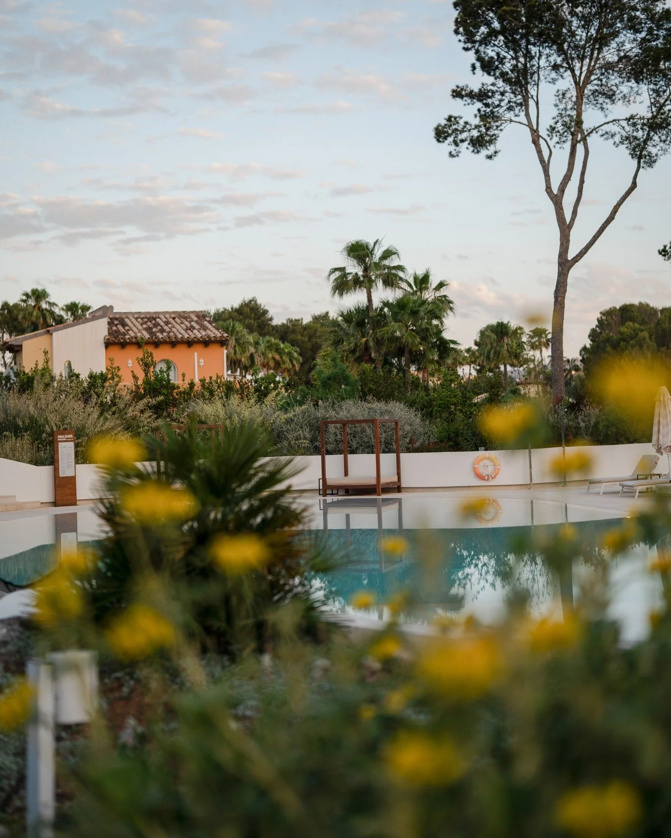 Shade and sun. Silence and birdsong.From this quiet corner, the world felt soft again 🤍
@kimptonayslamallorca 

#KimptonAyslaMallorca #OutdoorSpaces #BoutiqueHotel #TravelWell #MindfulTravel #WellnessLifestyle #BalearicIslands #DesignHotels #SpainRe