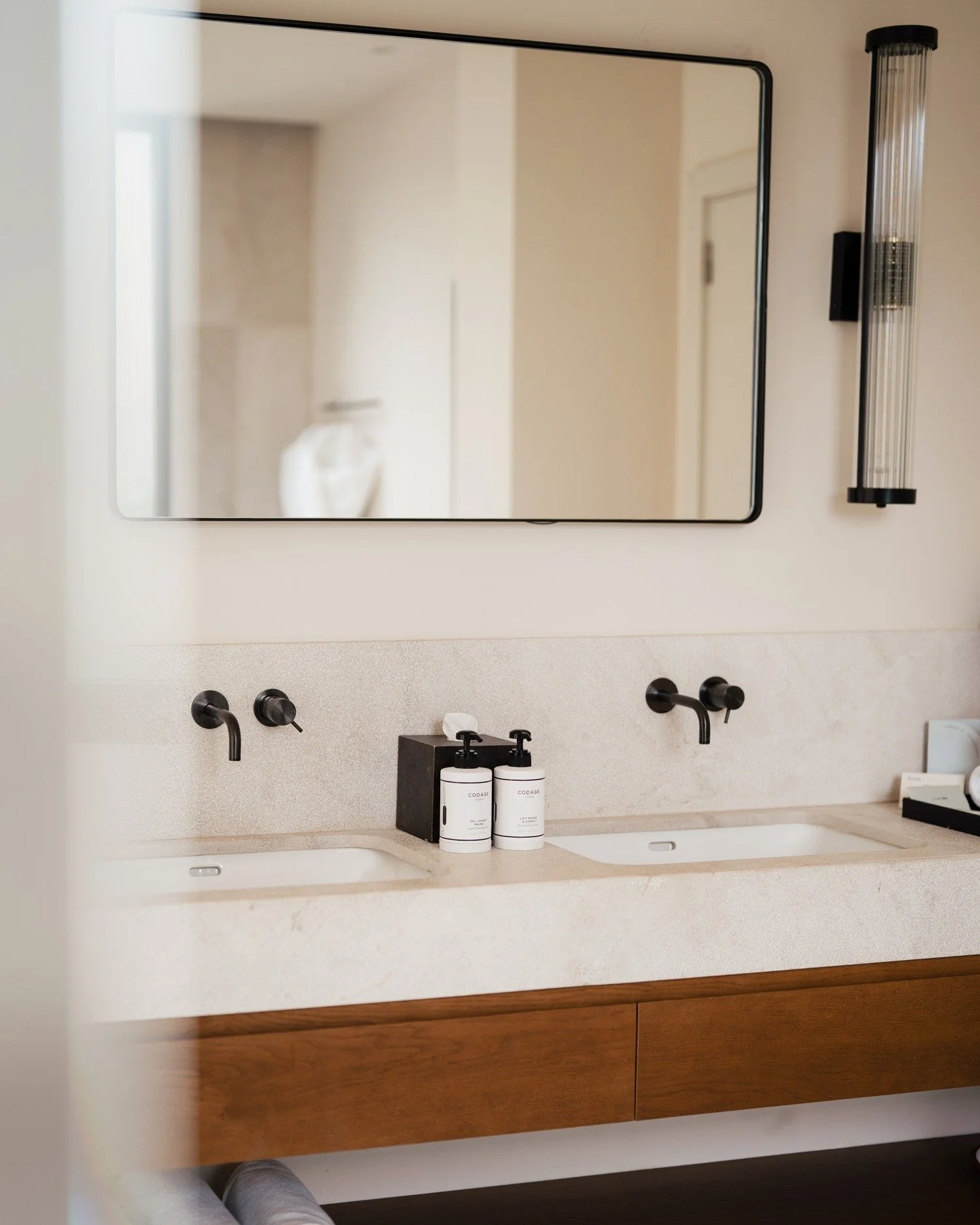 Natural light and soft palettes&mdash;the ideal backdrop for rest and reset. There&rsquo;s a sense of balance throughout @kimptonayslamallorca that flows effortlessly between indoors and out.

#LuxuryHotels #KimptonAyslaMallorca #InteriorDesignGoals 