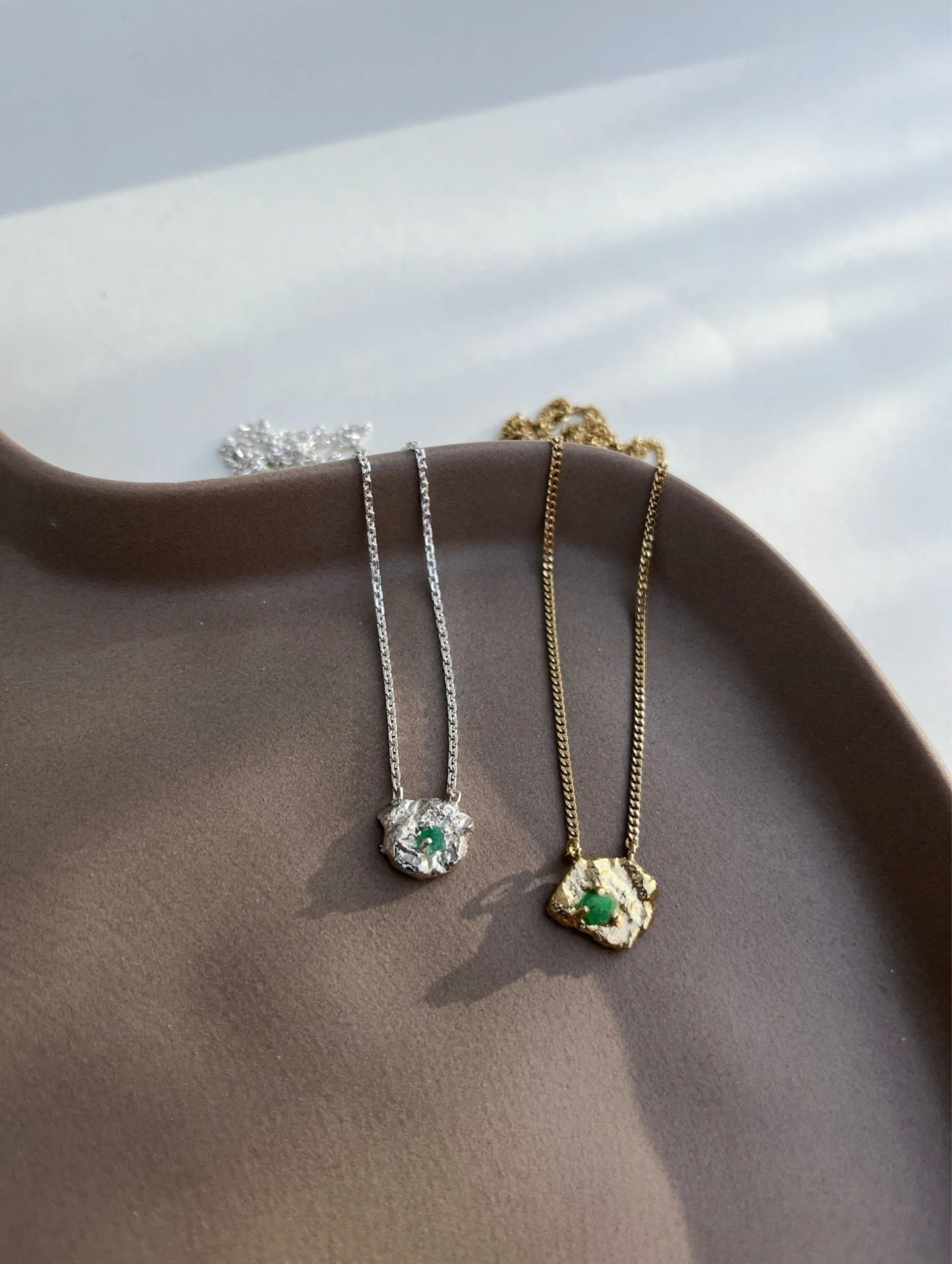 I love this green color 🙏🏻 Raw unique Emeralds necklaces ✨
&bull;
&bull;
&bull;
 #handcraftedjewellery #unikkesmykker #uniquejewellery #jewellerydesign #unisexjewellery #danishjewellerydesign #smykker #h&aring;ndlavedesmykker #independentartist #on