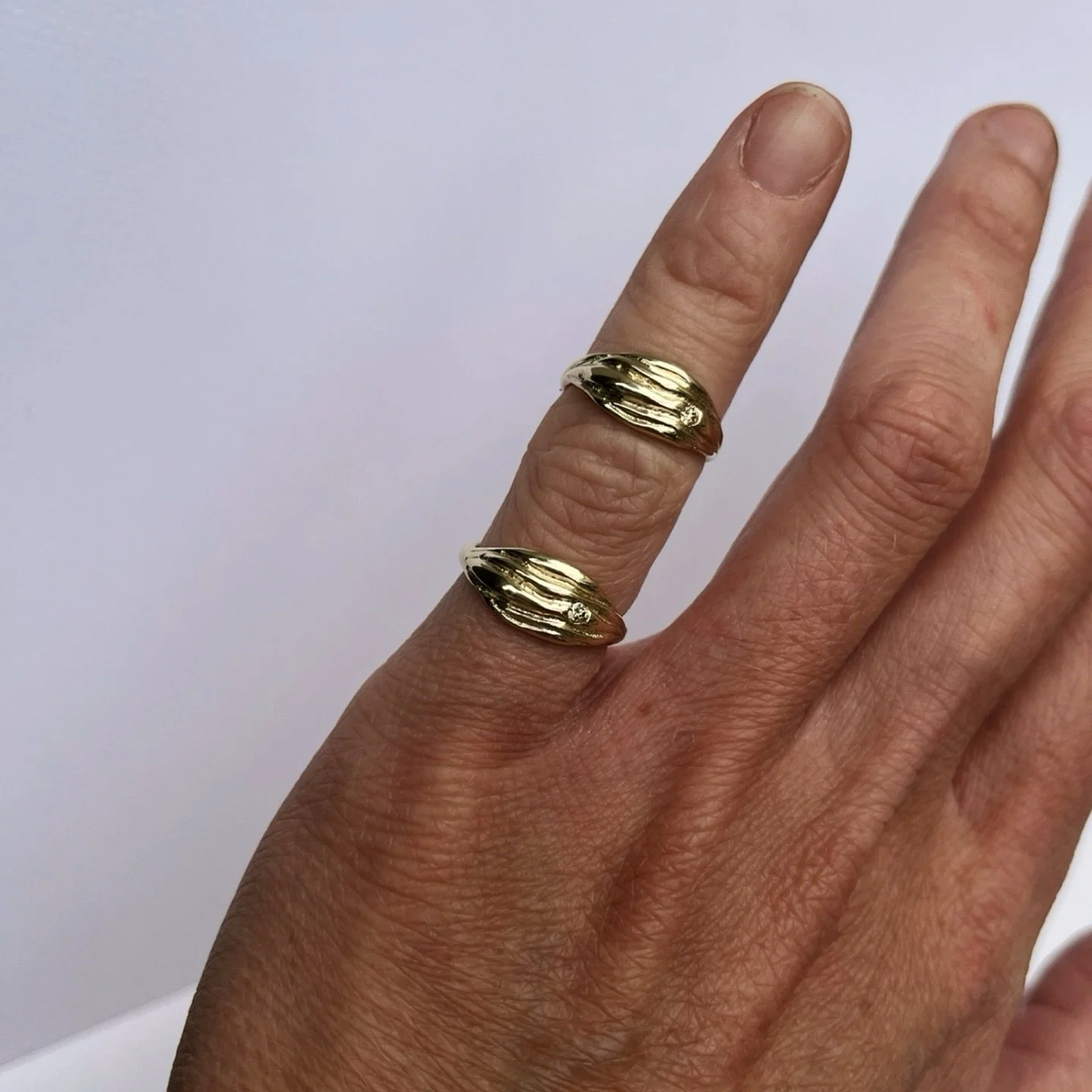Recently, I created these two sister rings 🫶🏽 They were made from their grandmother&rsquo;s ring, and the five &lsquo;bulky waves&rsquo; are inspired by that very piece. Both rings shine with a natural champagne diamond and feature a personal engra