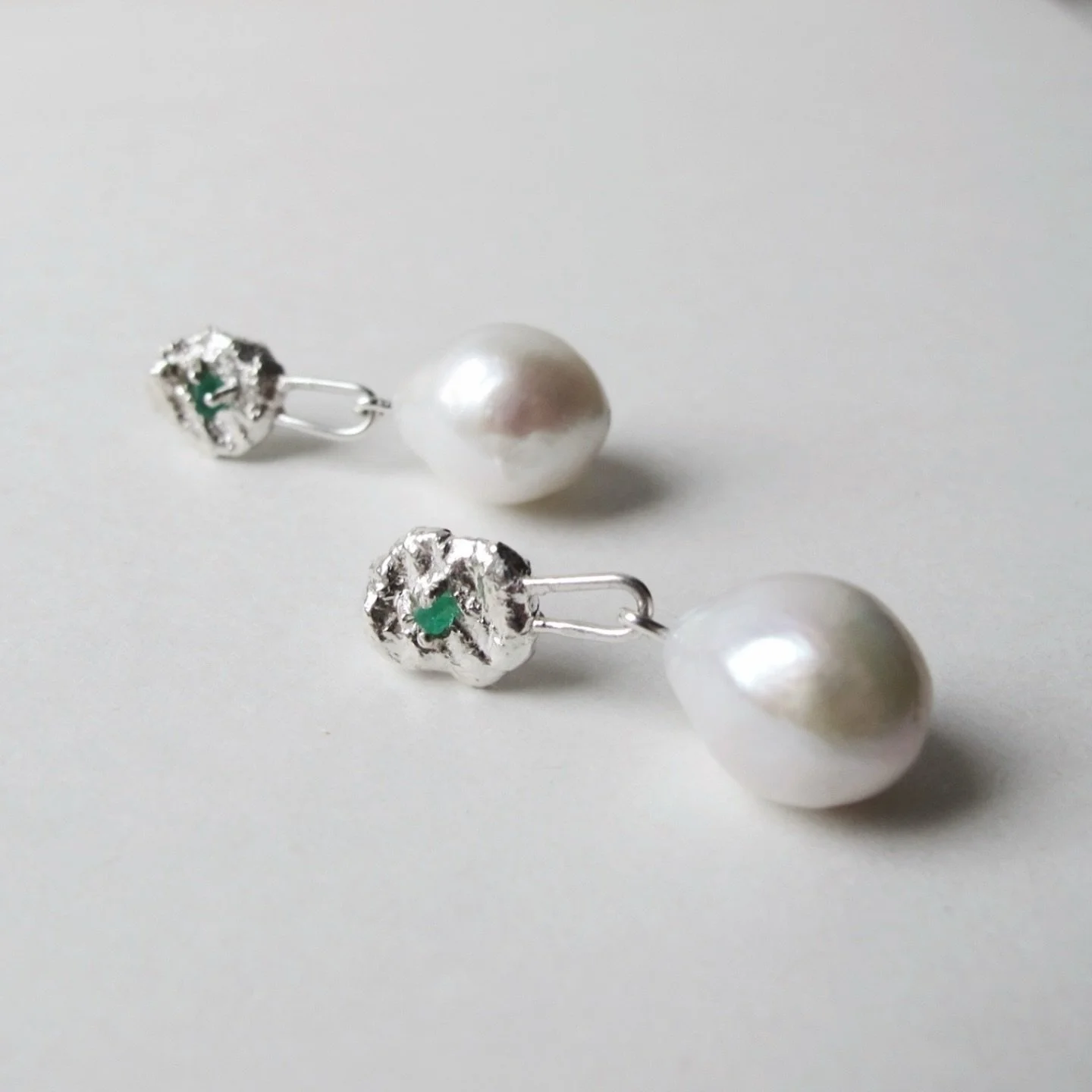 Emeralds and Pearls, a meeting of contrasts.
The deep green of the emerald meets the soft glow of the pearl, creating a quiet tension between strength and serenity.
A new design from the Emerald Era collection, only a few exclusive pieces have been c