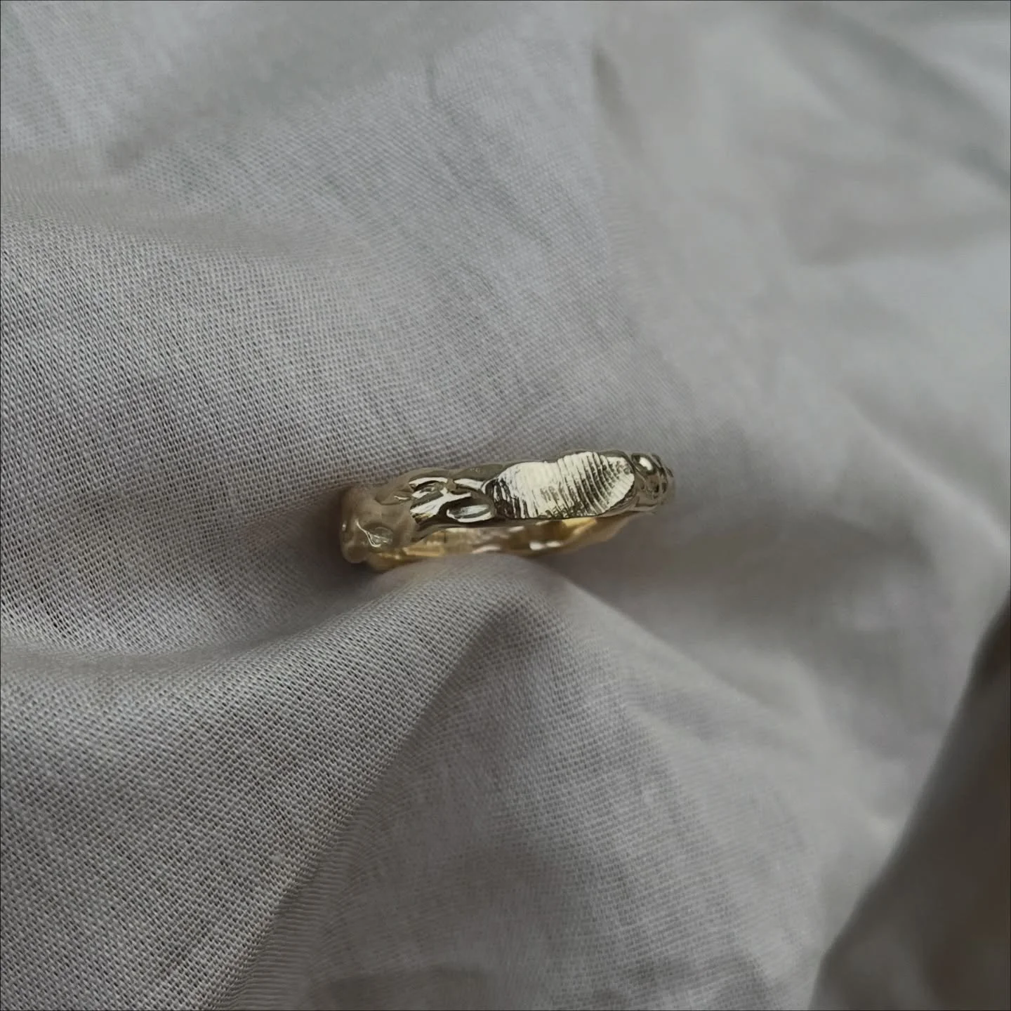 A special ring with recycled gold and grandfathers fingerprint 🫆
&bull;
&bull;
&bull;
 #artisanjewelry #smallbusinesslove #personligsmykke #jewelryaddict #smykkermedkvalitet #customjewelry #jewelyart #handcraftedjewelry #h&aring;ndlavedesmykker #uni