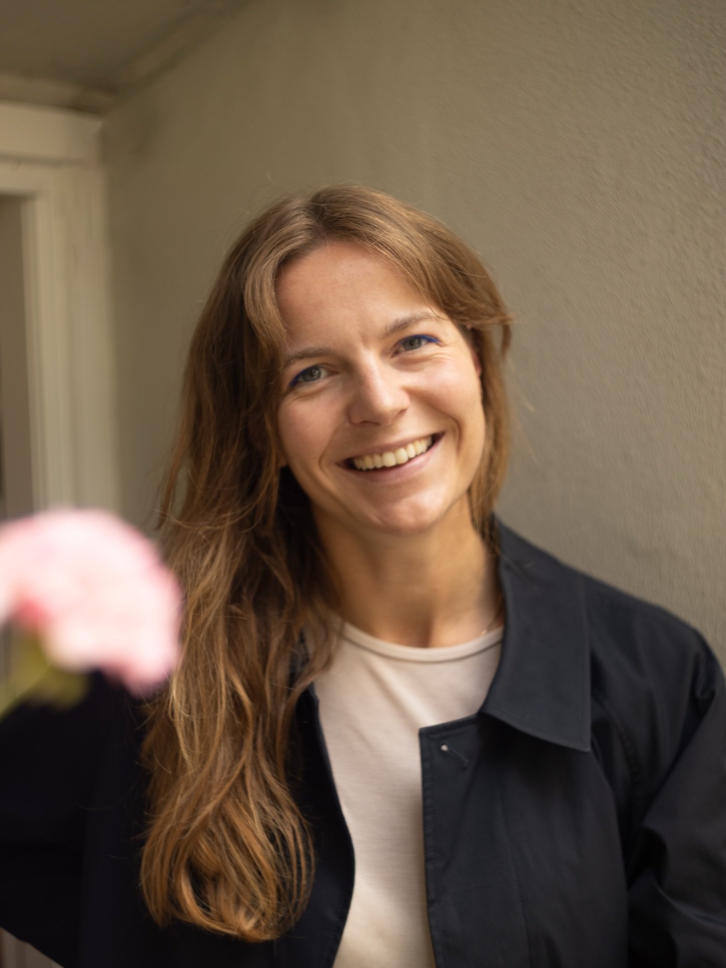 Bag de skinnende smykker gemmer der sig meget mere end glimmer ✨
Der er lange timer med lodning, polering, test af nye id&eacute;er, sort st&oslash;v p&aring; n&aelig;sen, snakke med kunder, skabe smykker ud fra de s&oslash;deste kunders dr&oslash;mm