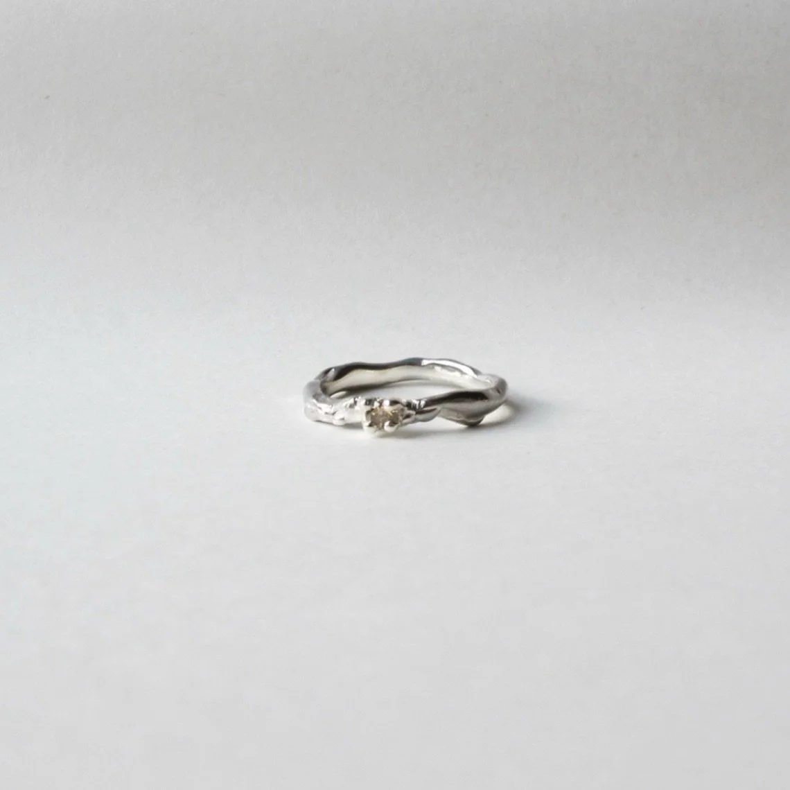 Mangler du stadig en julegave? Denne s&oslash;lvring med 0,08 ct champagnebrillant har fl&oslash;jet lidt under radaren ✨ Da jeg faktisk helt har glemt at vise den til jer. Der findes kun denne 🖤

Ringst&oslash;rrelsen finder vi bare ud af at f&arin