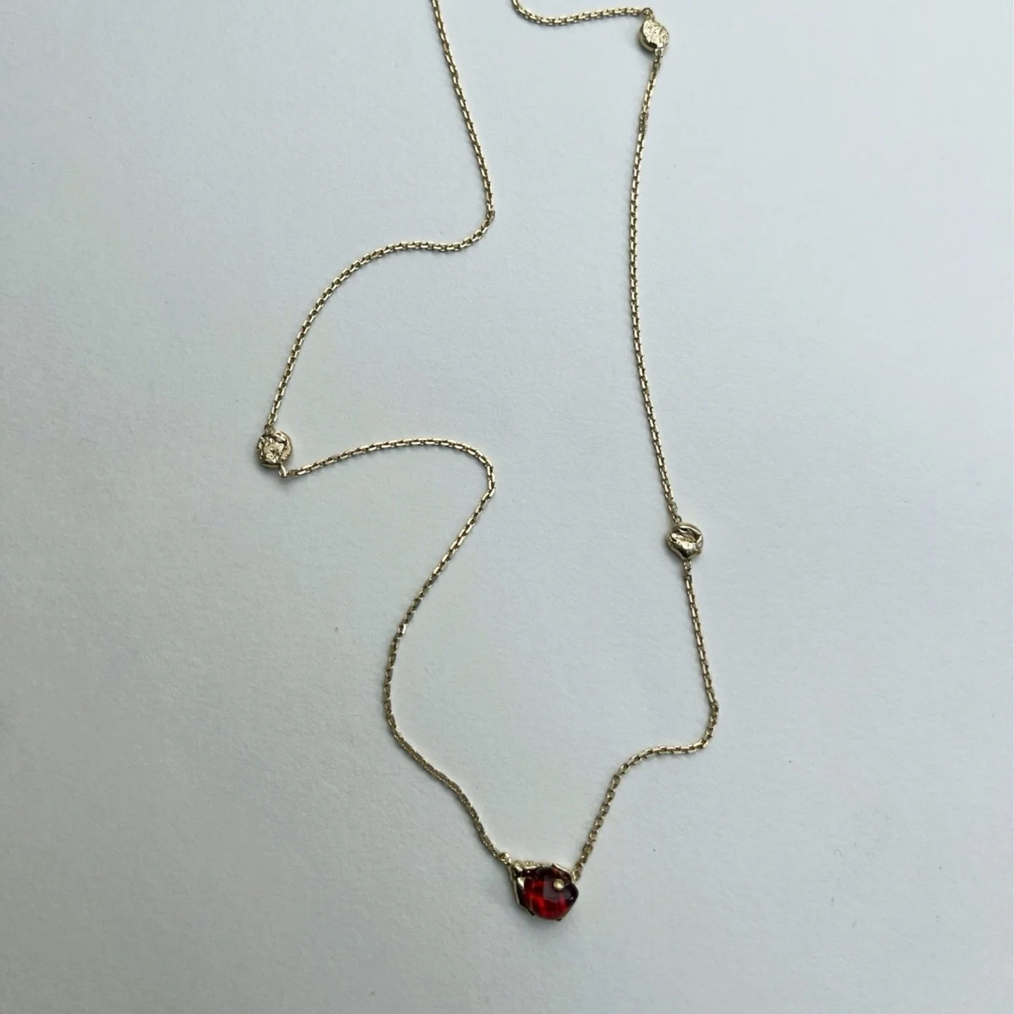 This is the only nugget necklace of its kind🖤
Created from sister to sister, using a piece of amber taken from their mother&rsquo;s necklace.

This is the power of jewellery,
blending new with old,
memories with memories yet to come.

#oneofakindjew