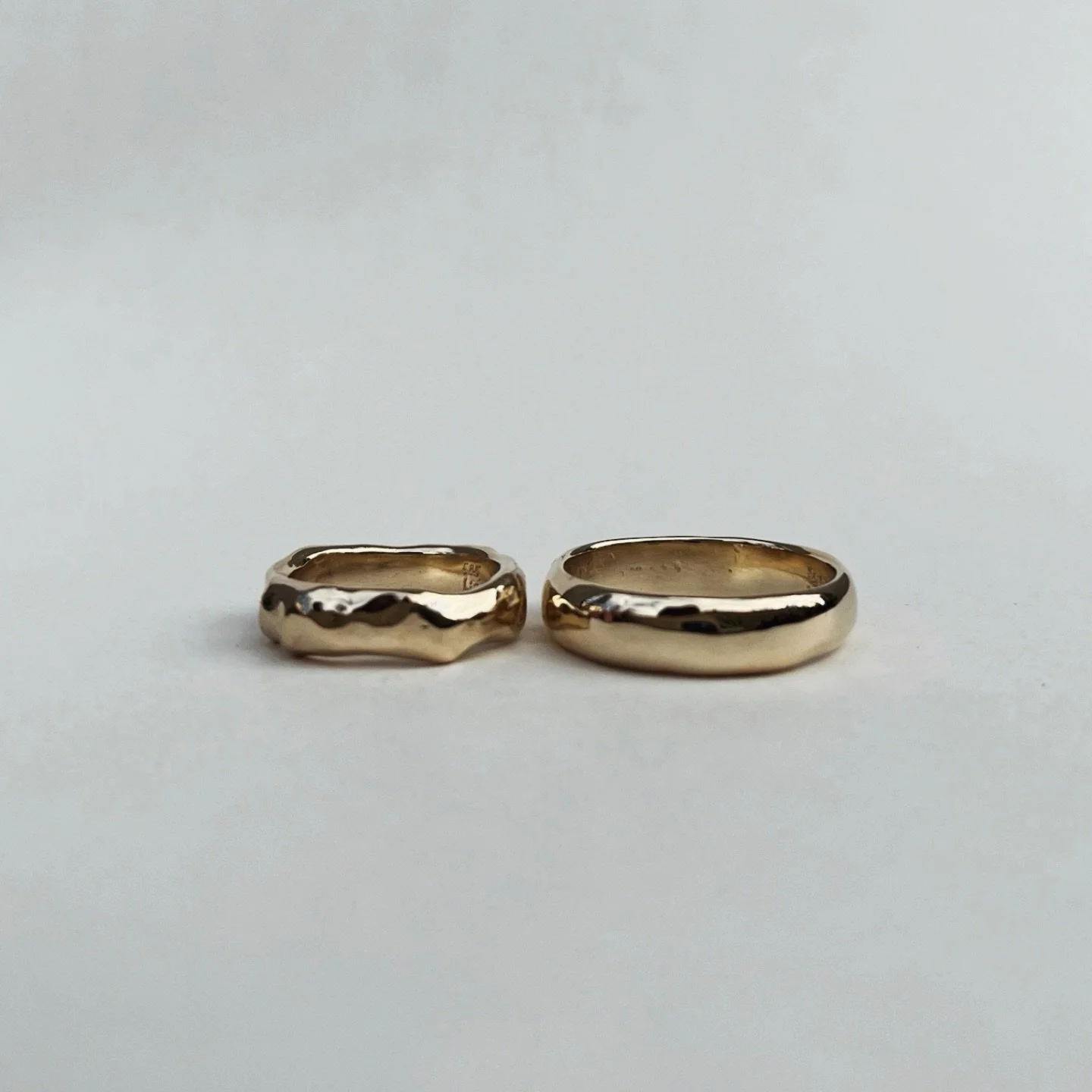 Det begynder at ligne, at sommeren ikke er s&aring; langt v&aelig;k l&aelig;ngere - og hvis I har planer om at blive gift, s&aring; er det ved at v&aelig;re nu, vielsesringene skal i gang 💍&hearts;️

Jeg laver dem ikke p&aring; samleb&aring;nd. De b