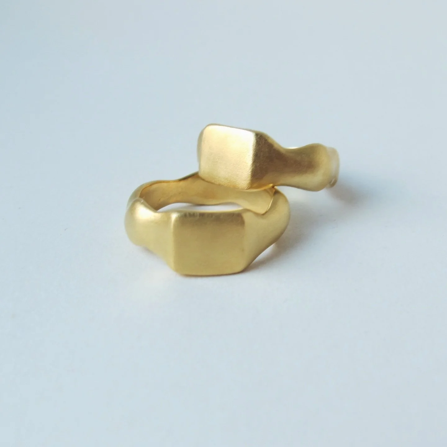 Jeg h&aring;ber, vi ses til @flidmarked For&aring;rsmarked ☀️

📅 11.&ndash;12. april
⏰ Kl. 11&ndash;17 begge dage

Jeg gl&aelig;der mig virkelig til nogle dage fyldt med m&oslash;der &ndash; b&aring;de med jer, jeg allerede kender (og jeres smykker 