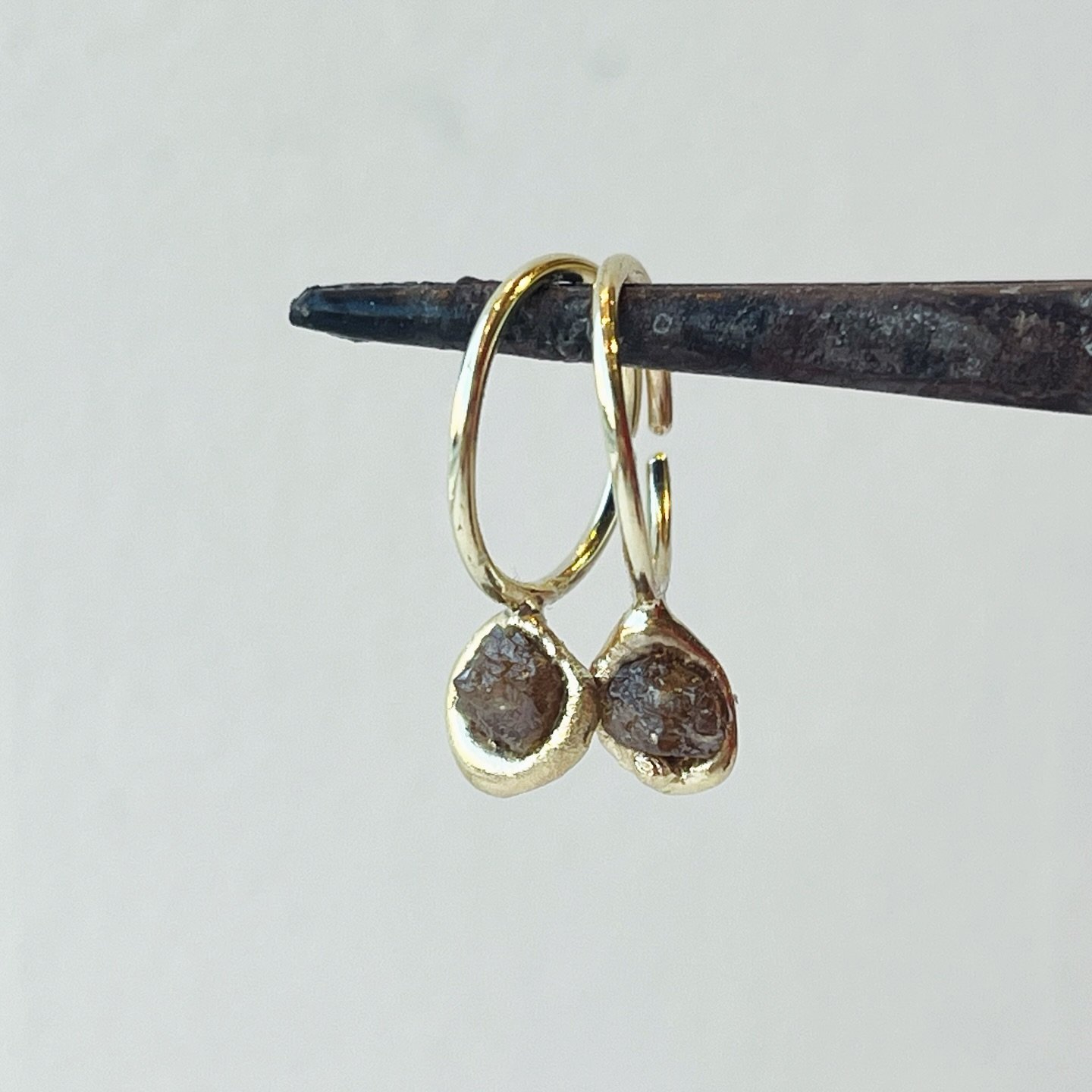 L&oslash;rdag og s&oslash;ndag st&aring;r jeg igen p&aring; Flid For&aring;rsmarked i N&oslash;rrebrohallen kl. 11&ndash;17 💫 
Der er altid fyldt med s&aring; meget flot, l&aelig;kkert h&aring;ndv&aelig;rk &ndash; og det er faktisk ogs&aring; her, m