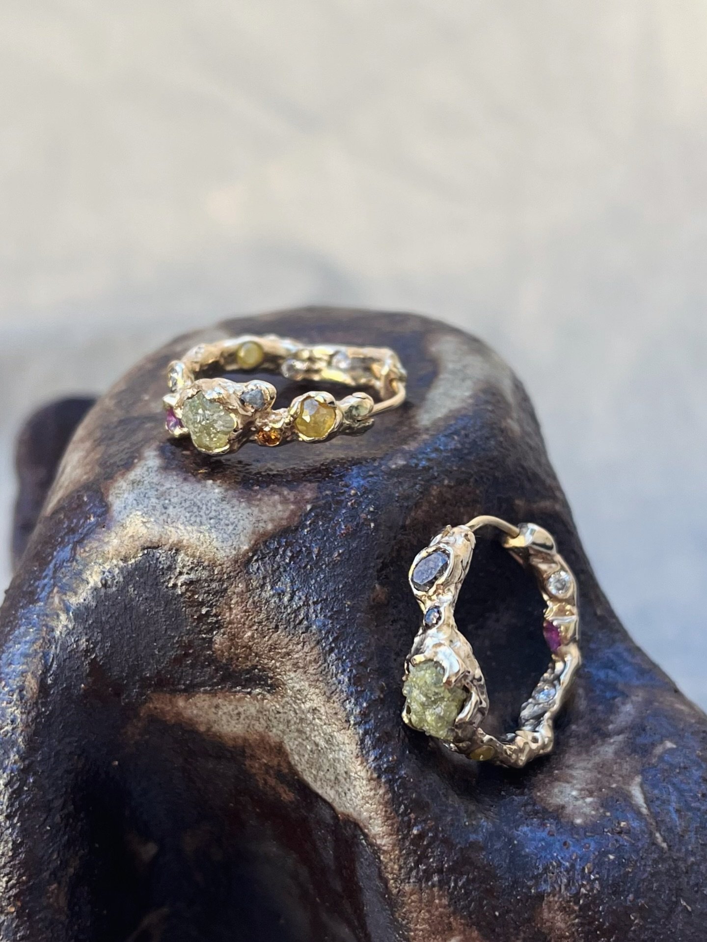 I finally finished these stunning gold hoops ⚒️🖤

They&rsquo;ve been developed through a close and thoughtful collaboration with the customer, carefully refining the stone combination, weight, and how the light plays across each piece. 

Each hoop f