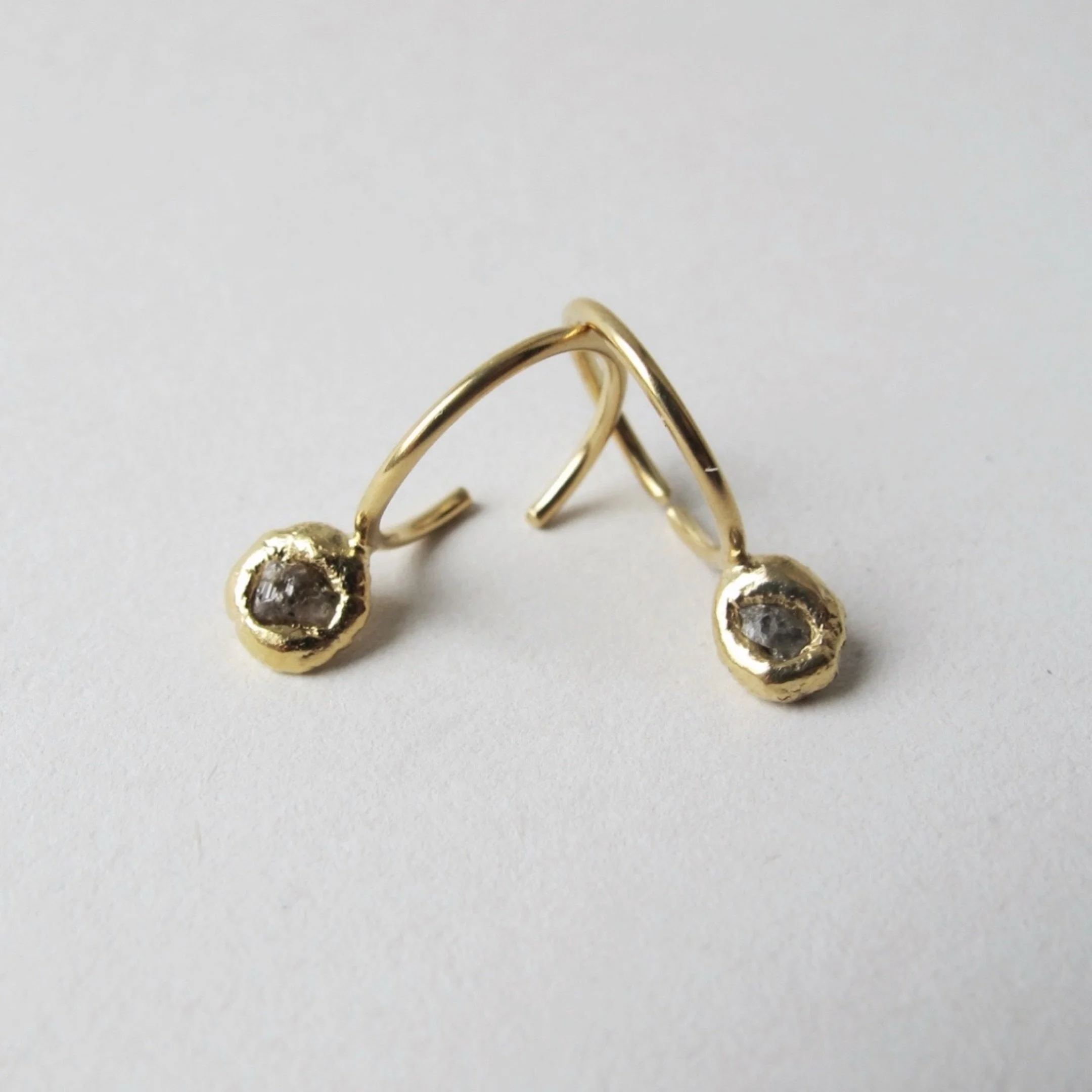 The Raw Diamond Hoop is back. Here with a grey natural diamond with 24 kt gold plating 🖤⚒️