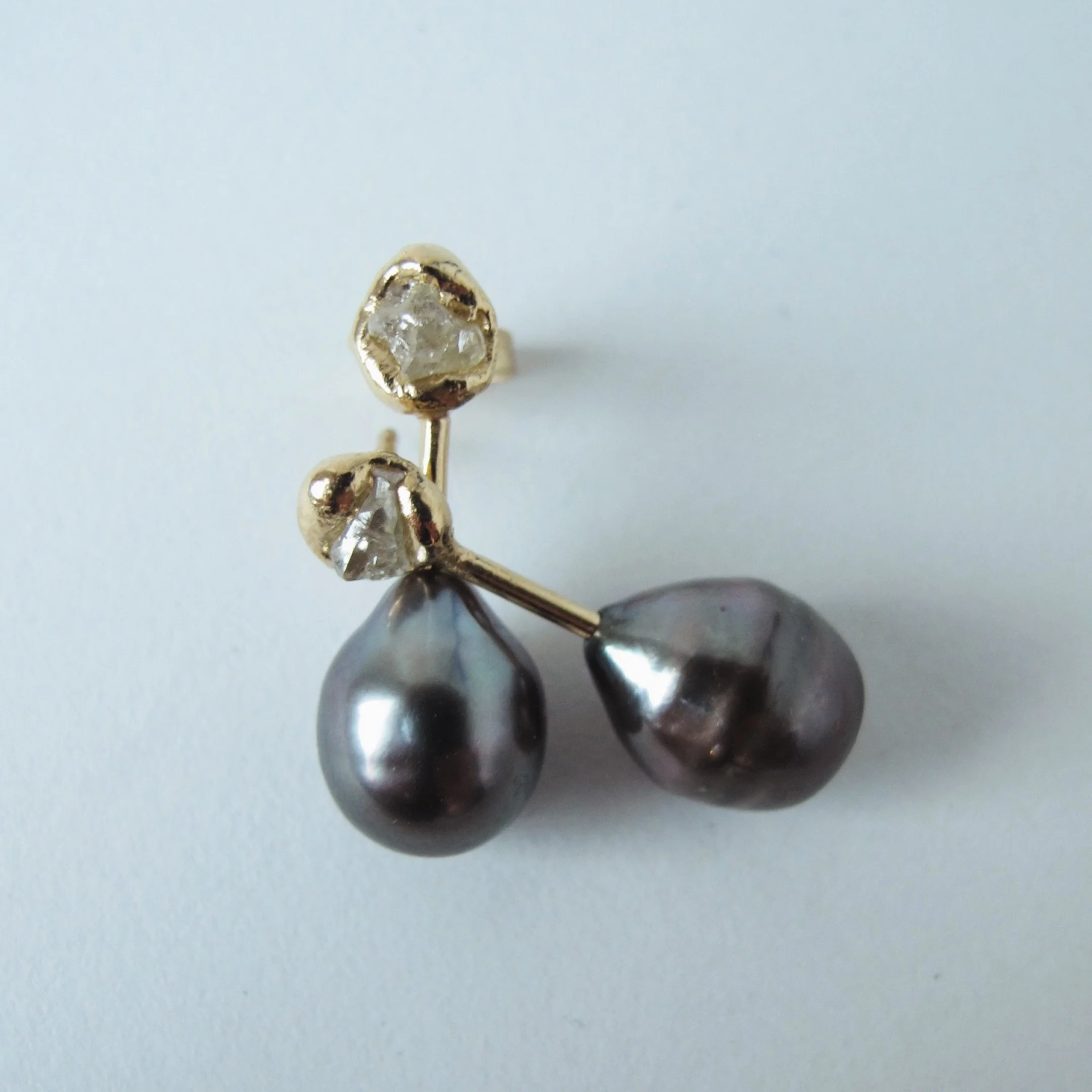 Ear studs with tahiti pearls and raw light green/white diamonds 🖤⚒️