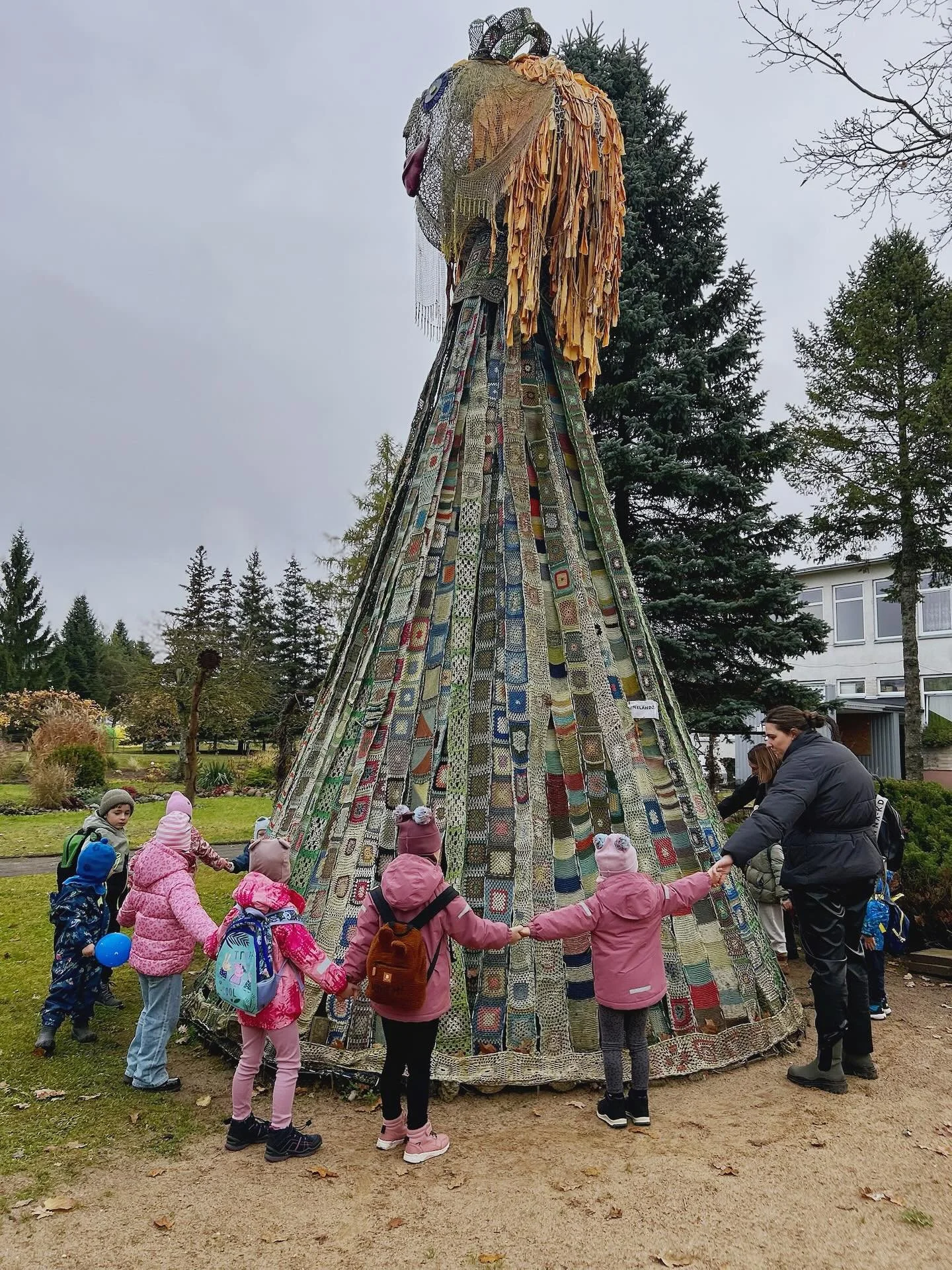 Kiek pasakų telpa vienuose Lėlių namuose? 🌞
Mūsų darželio vaikai tai sužinojo &ndash; lankėmės Roki&scaron;kio kra&scaron;to muziejaus Lėlių namuose!
Smalsumas, juokas ir kūryba lydėjo mus visos kelionės metu! ❤️ #Domidarzelis #Antazave #LaukoDarzel