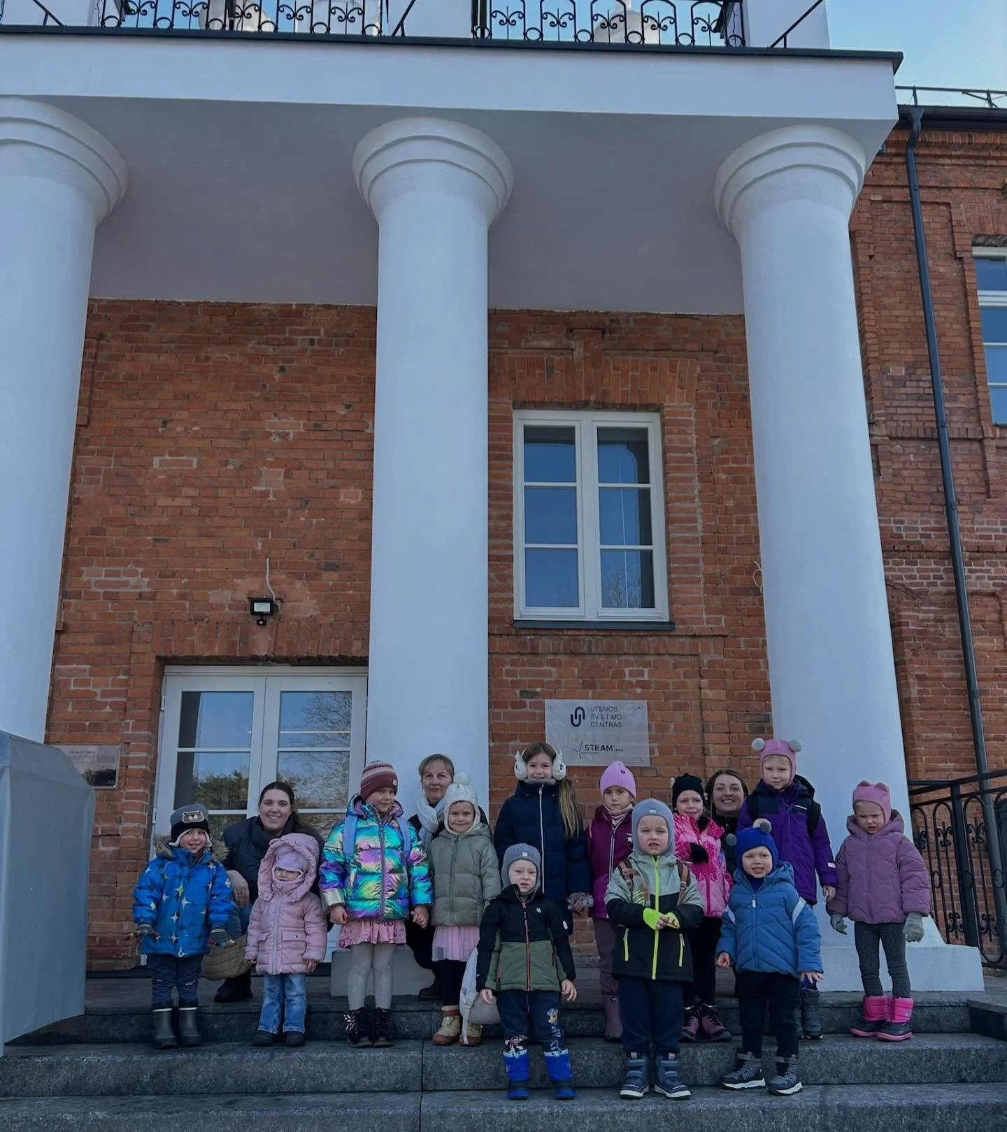 Domi darželio vaikai lankėsi Utenos STEAM centre ir dalyvavo edukacijoje &bdquo;A&scaron; inžinierius&ldquo;!

Edukacijos metu jie susipažino su inžineriniais dėsniais, atliko praktines užduotis ir kūrė įvairias konstrukcijas. Savo sukurtus modelius 