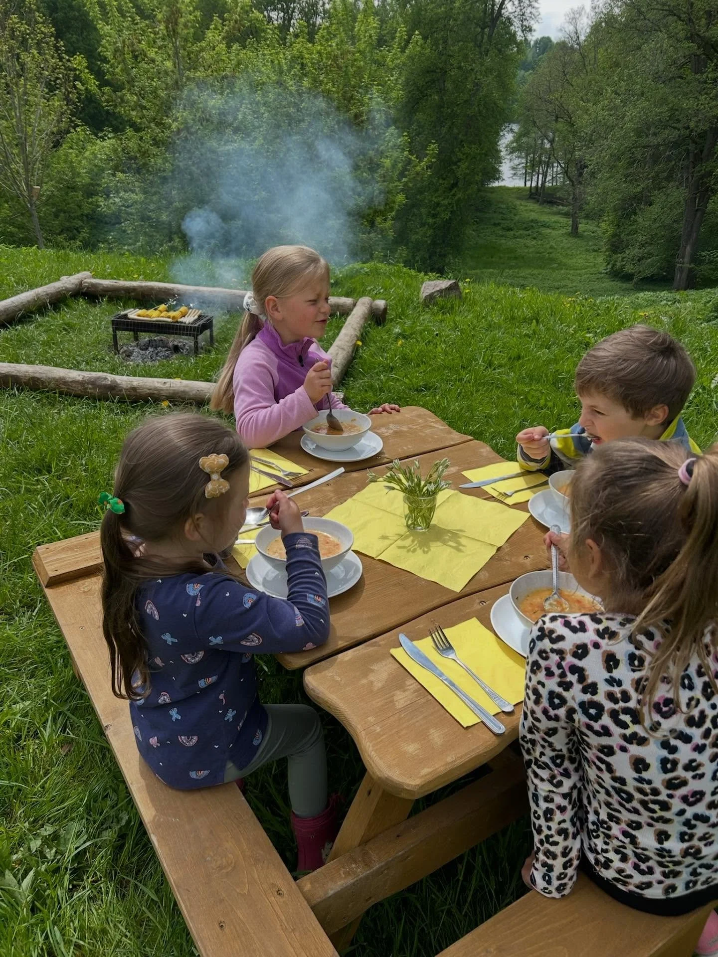 Maistui darželyje skiriame ypatingą dėmesį 🌱 
Maistas yra gaminamas vietoje i&scaron; &scaron;viežių, kuo natūralesnių produktų, atsižvelgiant į vaikų individualius poreikius. Ribojame cukrų ir druską, nevartojame saldžių gėrimų, o kasdien vaikai mė