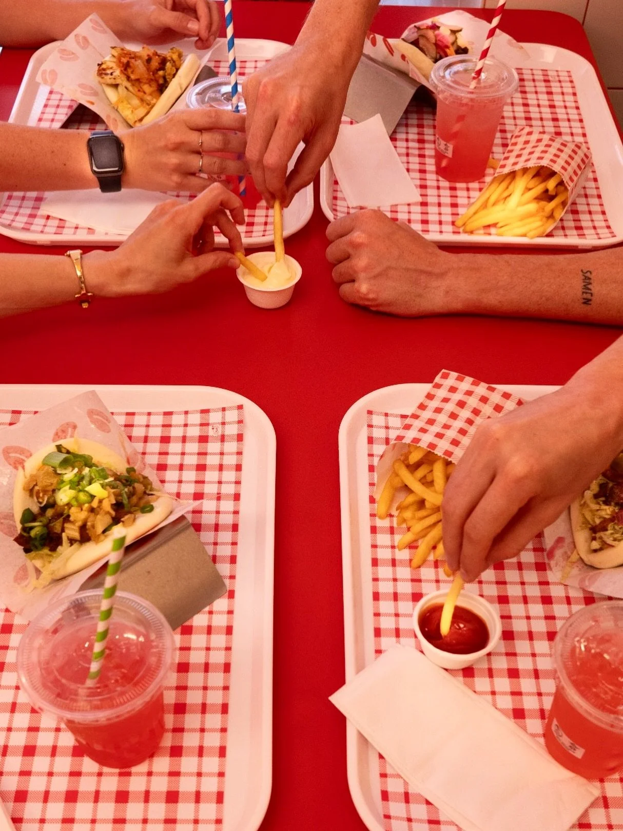 Lunch deal! 

Grab a bun, a side and a drink and get a discount 🍱