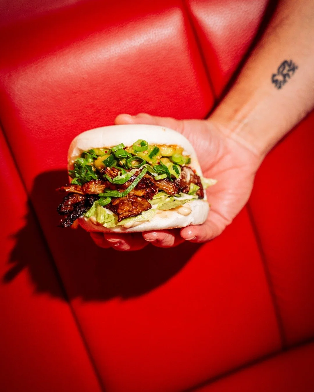 Our peking duk bun, hoi-sin marinated seitan, pickled mustard cabbage, hoisin mayo, lettuce, cucumber and scallion. 🤤

#larrysamsterdam #kinkerstraat #bunsamsterdam