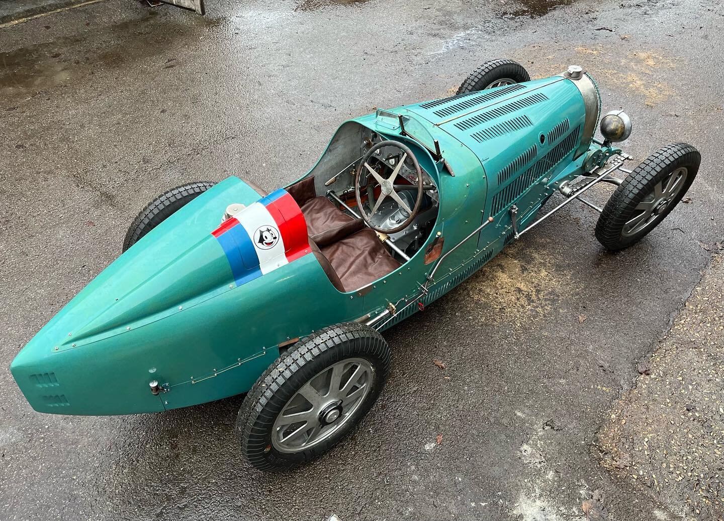 Bugatti type 35b for Christmas. Complete with lucky cat for much missed Simon. #diffey #bugatti #bugattitype35 #bugattit35 #bugattit35b