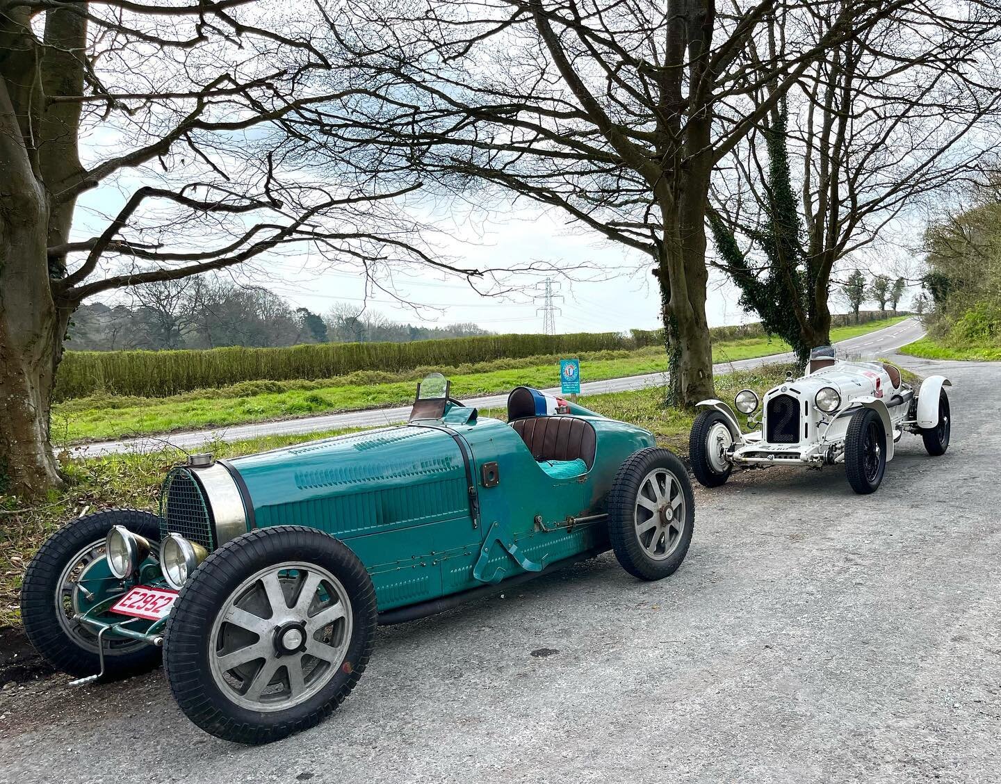 The drive home from a motor race @goodwoodmotorcircuit with Alfa Romeo 8c supported by the workhorse Bugatti type 35b. Two great Grand Prix cars and #notrailers . #bugattitype35 #alfaromeo8c