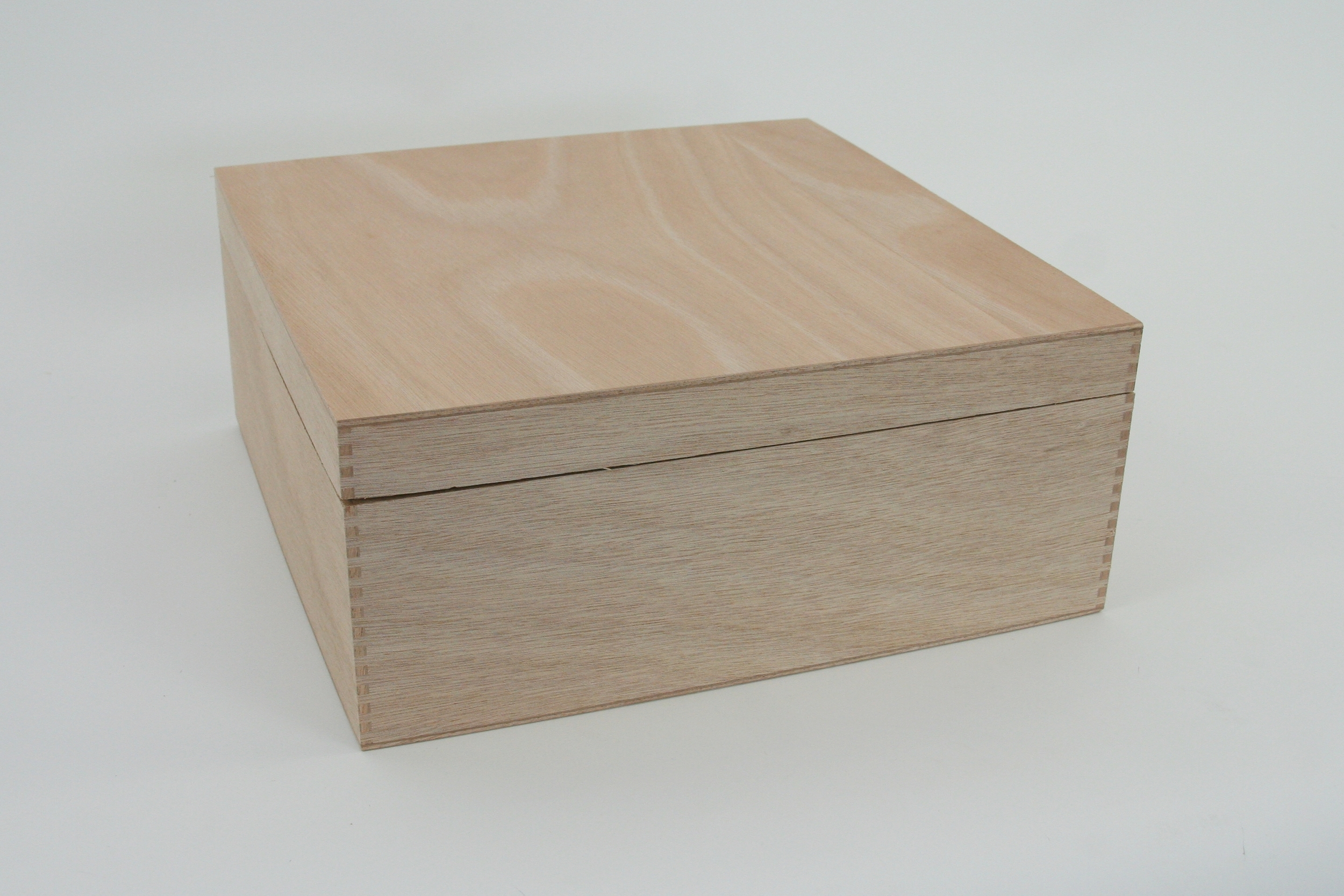 Holzbox mit Stüldeckel