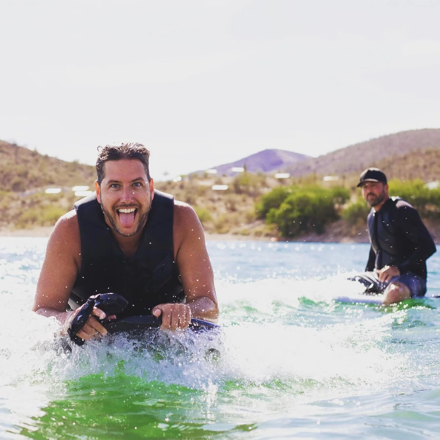 Who&rsquo;s as excited for the weekend as our friend @traveljason?  Lesson reservations are filling up. Book yours today (Link in Bio)
.
📸 @veranmiky 
.
.
.
#efoil #arizona #lakepleasant #lakelife #lakeseason #efoilschool #liftfoils #loyaltothefoil 