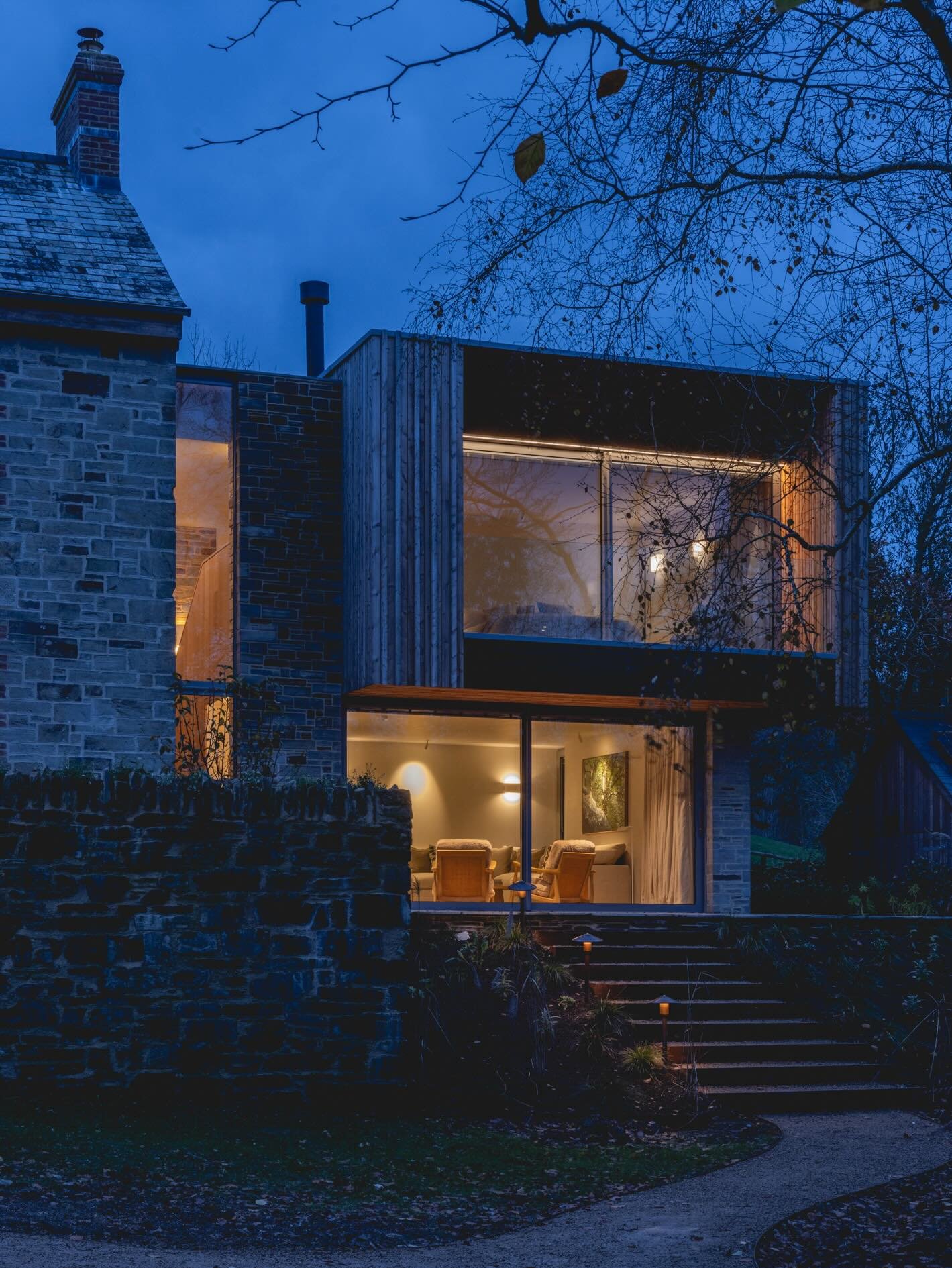 Dusk at Lykke Farmhouse ✨
.
.
Lighting Design: @millardandflo 
Interior Design: @millardandflo 
Architecture: @anguswebsterarchitects 
Build: @perringproperties 
📸 @_billybolton