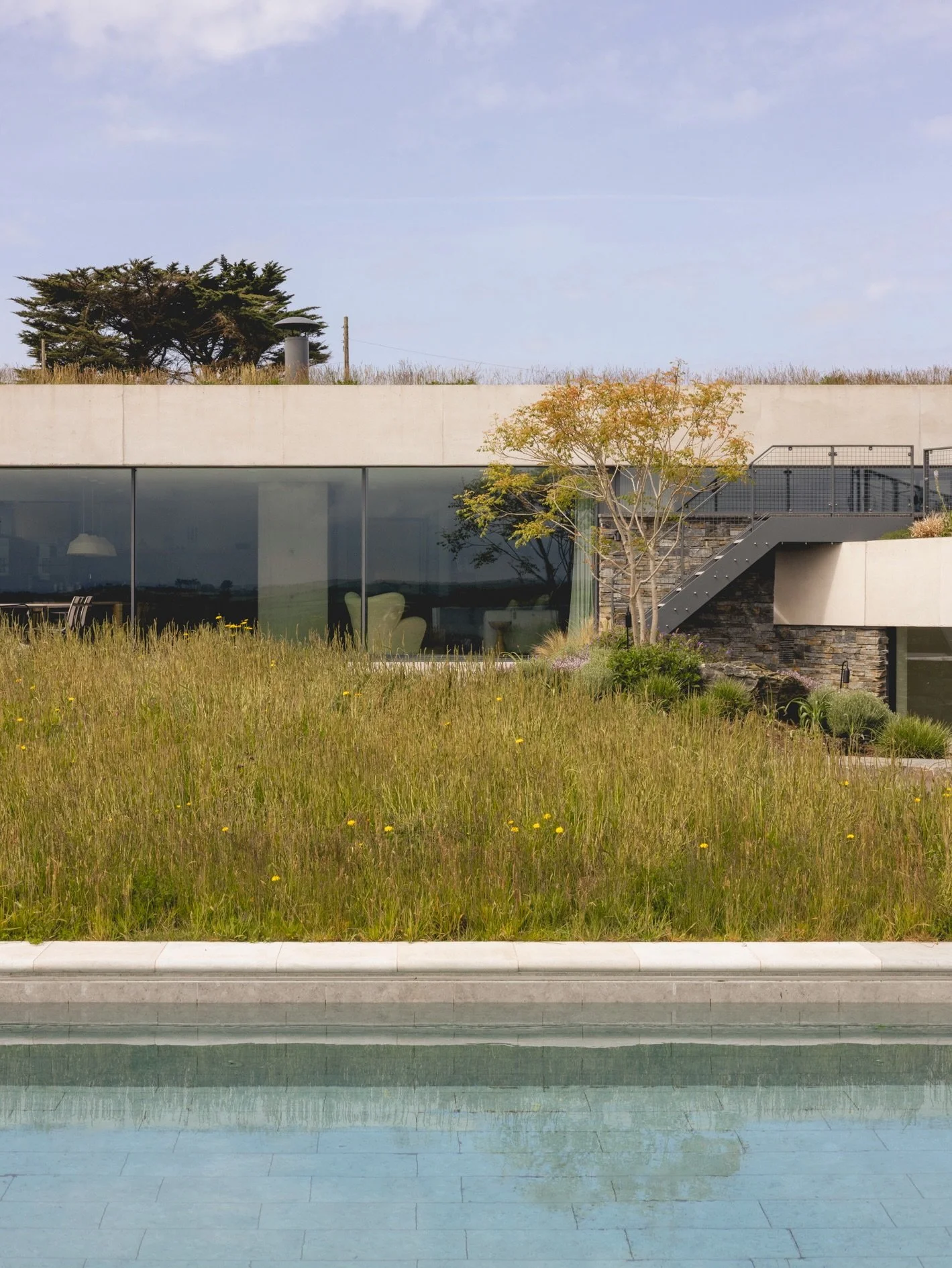 Hidden House - a meticulously designed home, years in the making, embedded in the Cornish landscape 🌿🤍 

Interior Design @millardandflo 
Architecture @loynco 
Landscape @seedlandscape
📷 @_billybolton