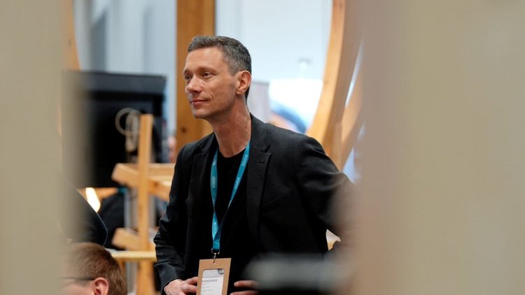Vidéo événementielle : intervenant filmé lors d’un événement d’entreprise