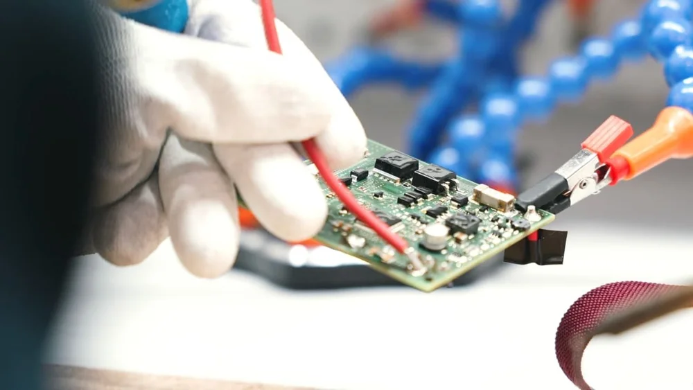 Tournage d'un film d'entreprise : gros plan sur un circuit électronique en atelier