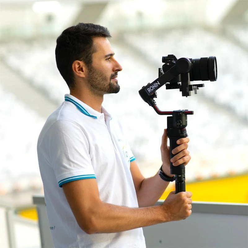 Loïc Passicos, vidéaste d'entreprise à Bordeaux, en tournage avec une caméra sur stabilisateur