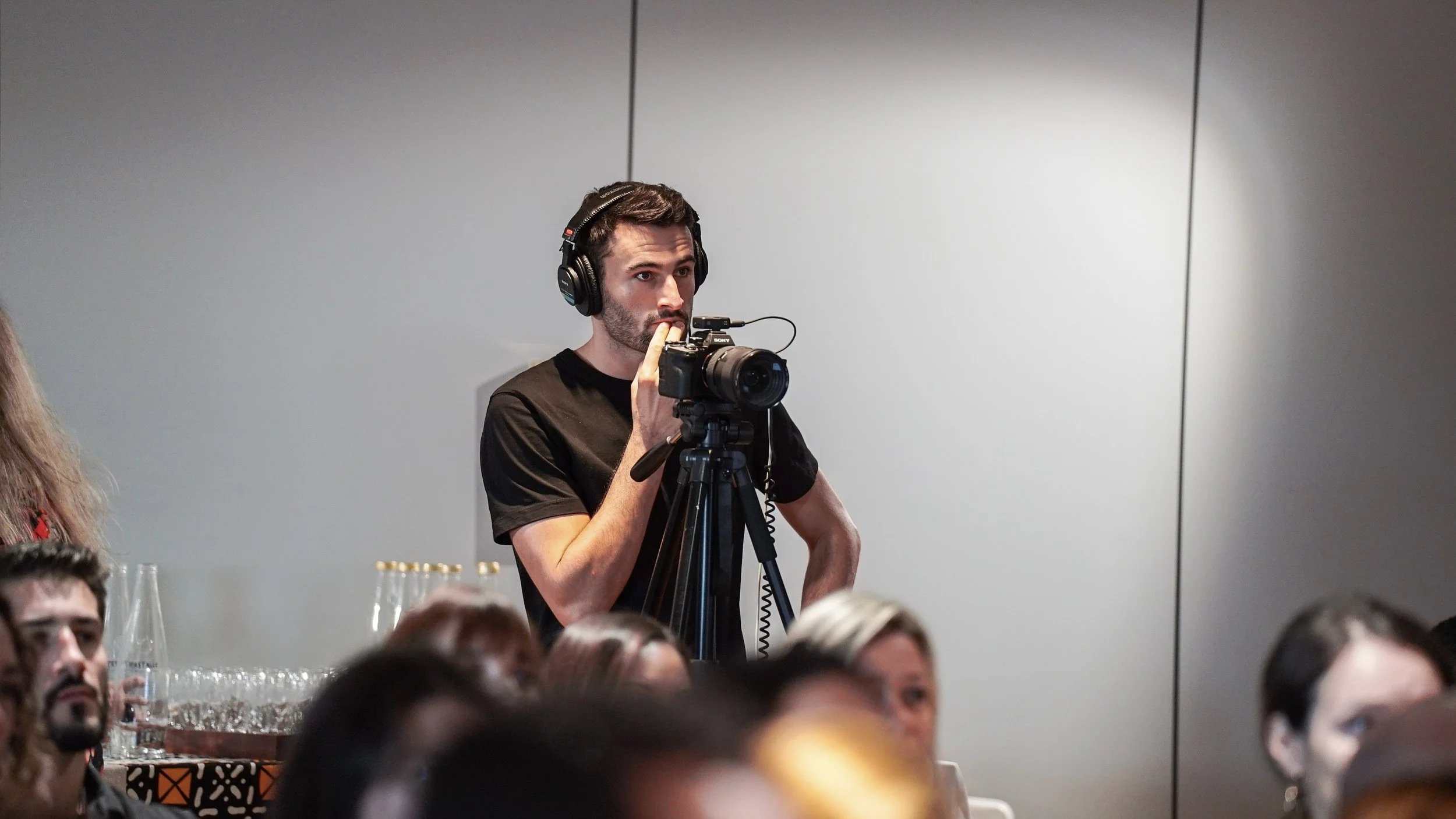 Loïc Passicos, vidéaste d’entreprise à Bordeaux, filme un événement avec une caméra sur trépied