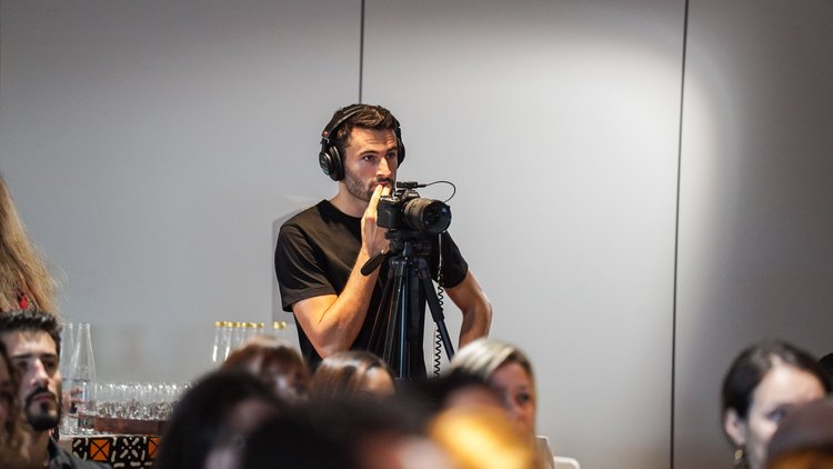 Loïc Passicos filme un événement d'entreprise avec une caméra sur trépied