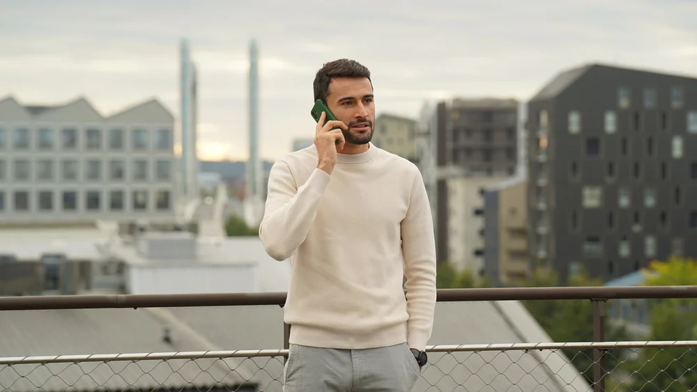 Loïc Passicos, vidéaste d’entreprise à Bordeaux, au téléphone avec un client