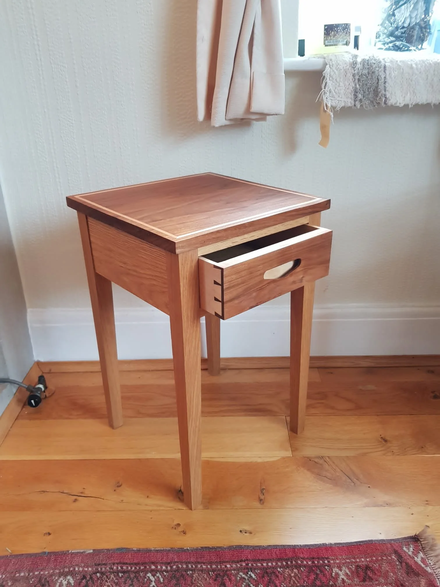Night stand with drawer