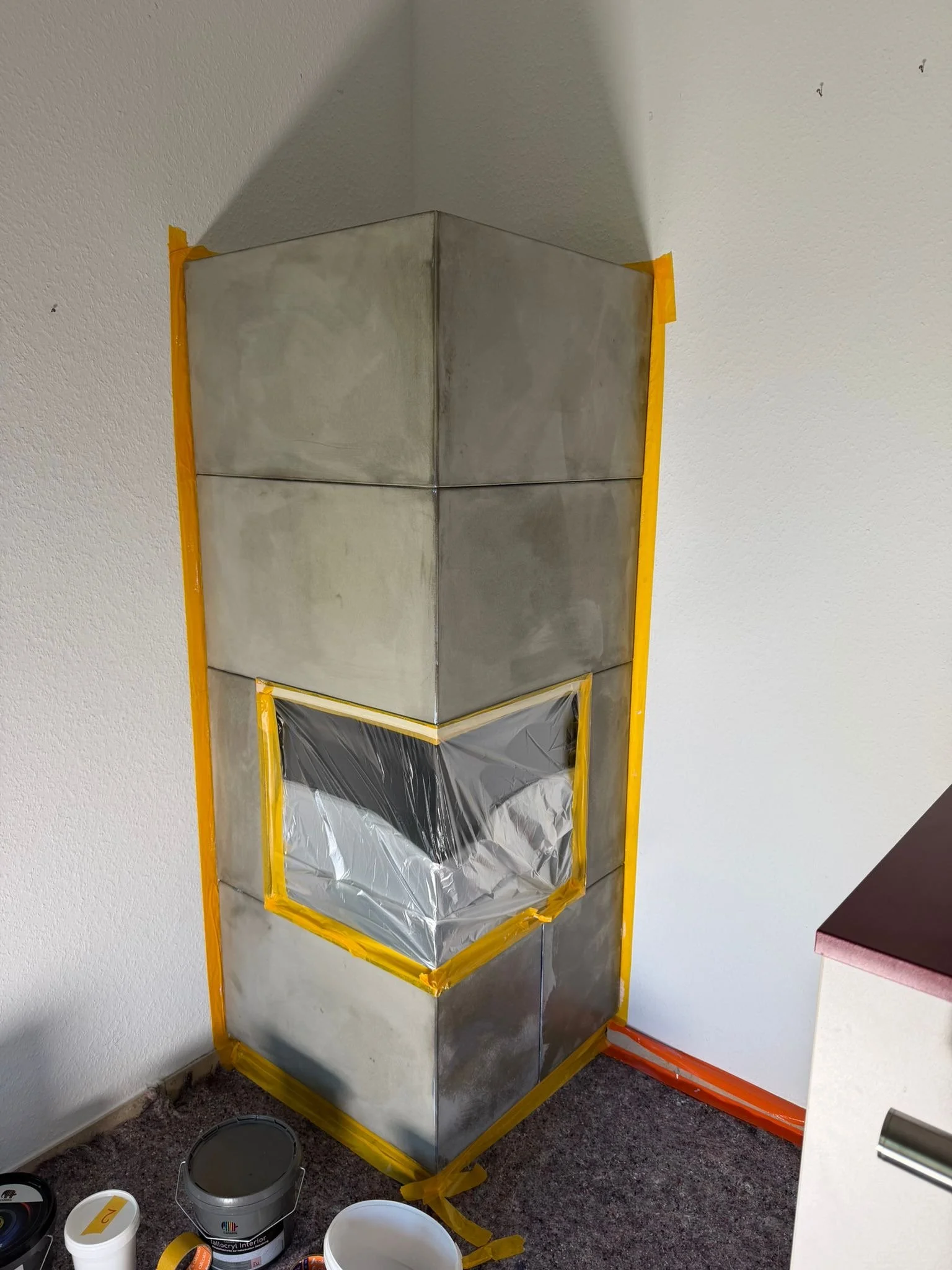 Kamineinsatz-Verkleidung und Ofenverkleidung in Hamburg: Kreativgestaltung vom Malerfachbetrieb Basil, Arbeitsphase 1.