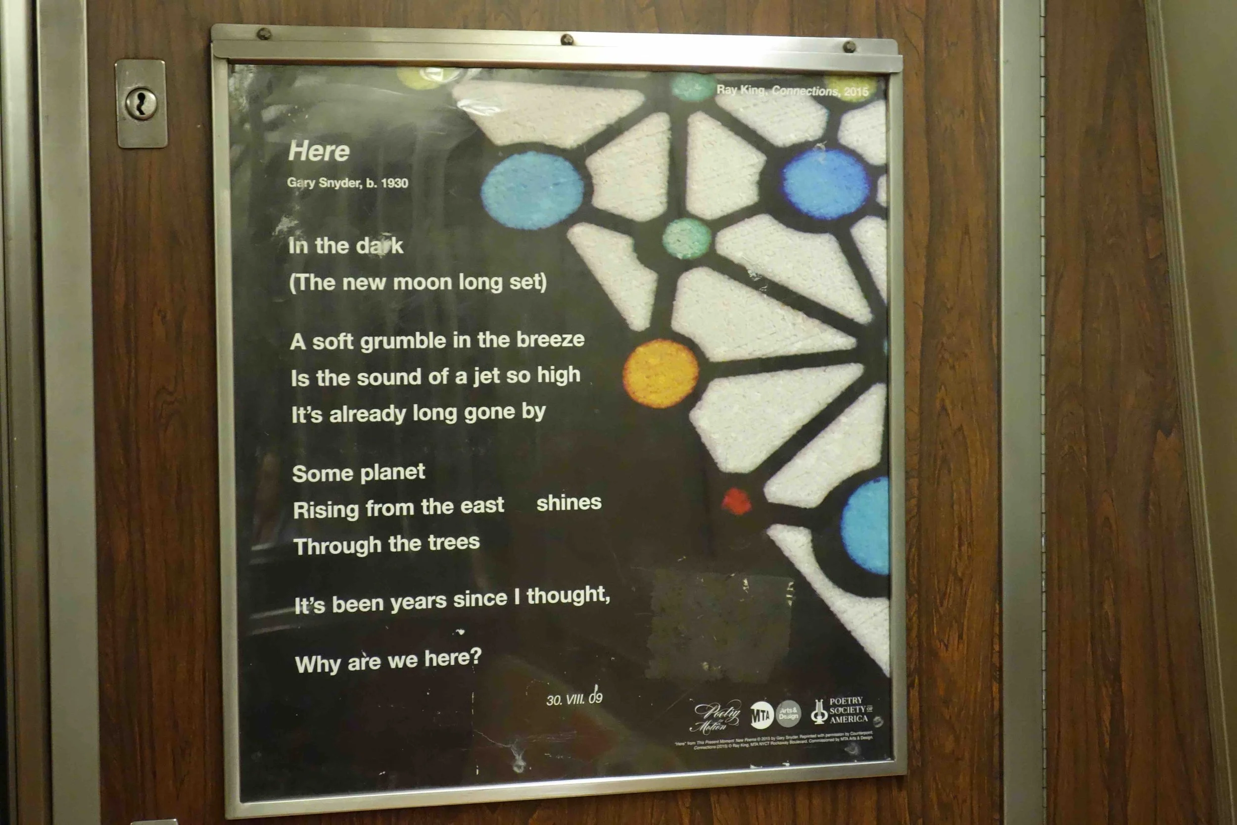 Un cartellone di poesia con testo in inglese e un'immagine astratta di forme geometriche colorate. La poesia parla di un pianeta e della luna nuova, e ci sono loghi di organizzazioni culturali in basso.