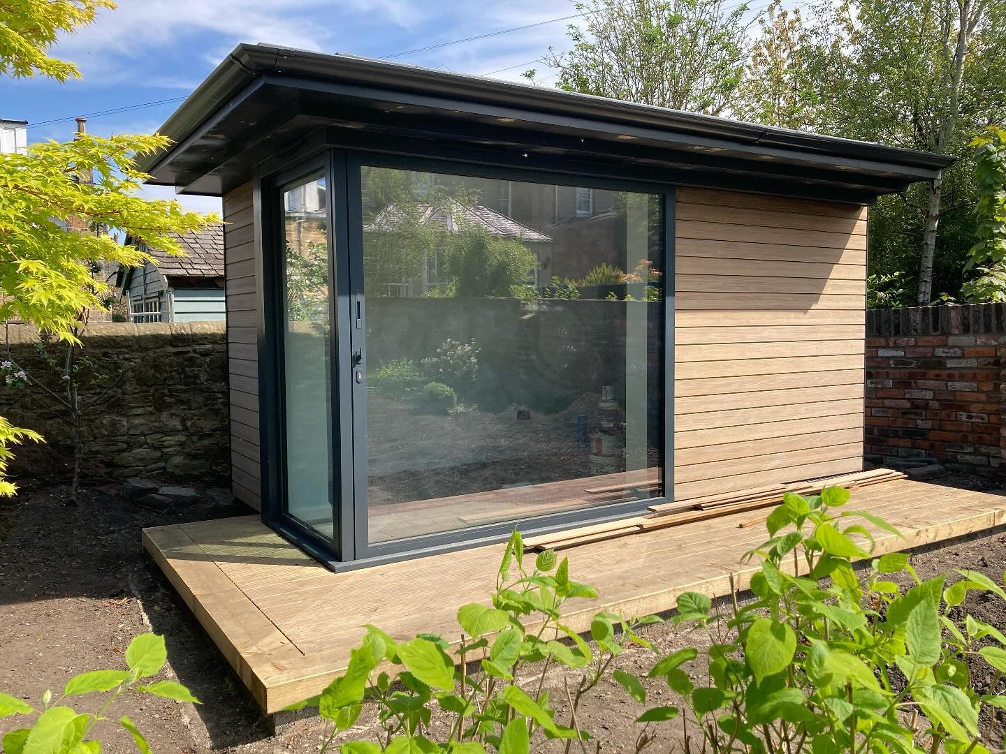 Nearing completion on an abodo clad garden pod / home office in The Grange, Edinburgh.
Main Contractor: @dowmccartneyltd 
Abodo cladding: @glenalmondtimber 
Glass doors: @mitchell.glass 

#gardenpod #homeworking #homeworkingspace #architecture #edinb