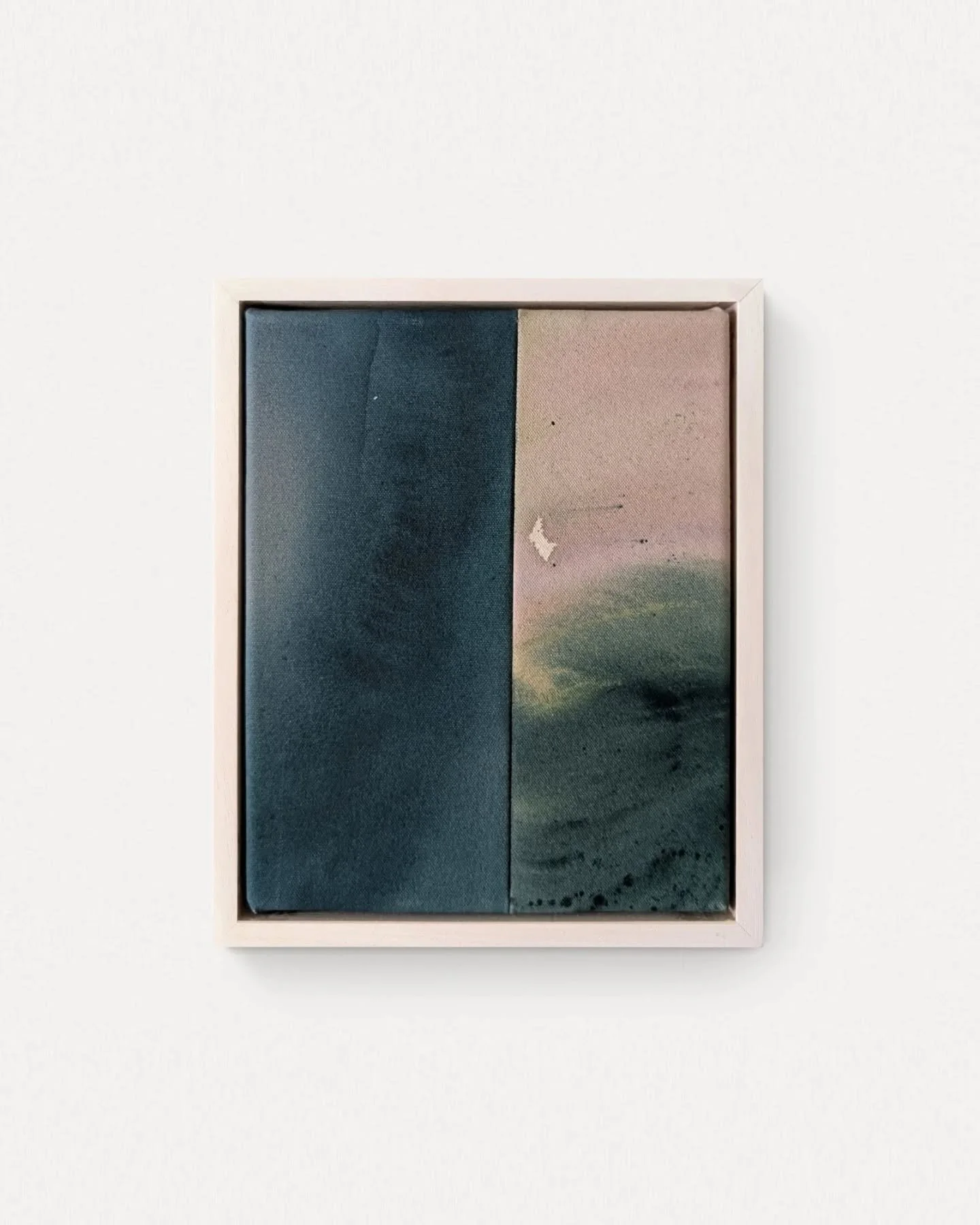 'petals in the breeze'
acrylic on sewn canvas 
29 x 24 cm

available at www.ritamatosart.com