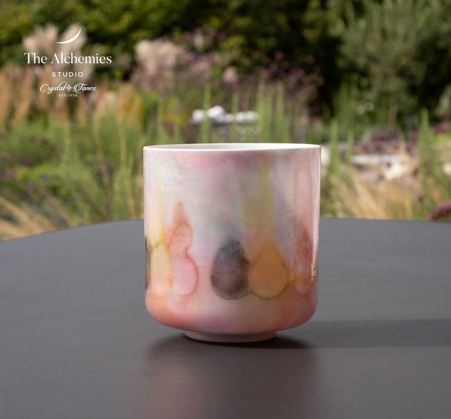 Divine St. Germain Sky Crystal Tones&reg; Quartz Singing Bowl

Signature: Accessing Truth

Alchemical Blend: Diamond, Ruby, White Gold, Kyanite, Silver, Pink Gold and Platinum

Colour: Pink, Blue, Yellow, Rainbow Iridescent

Hz Frequency: 283Hz

Octa