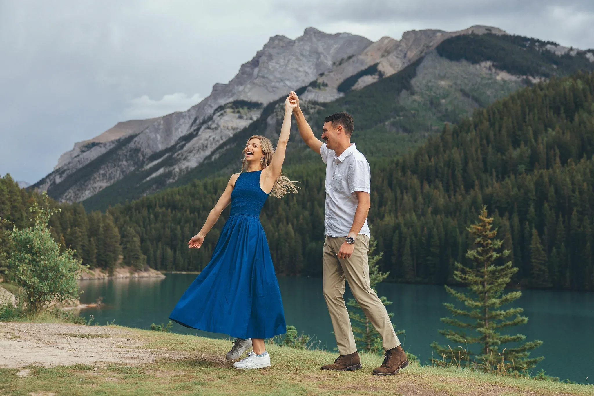 142_Couple-Dancing-Mountain-Lake-Viewpoint.webp