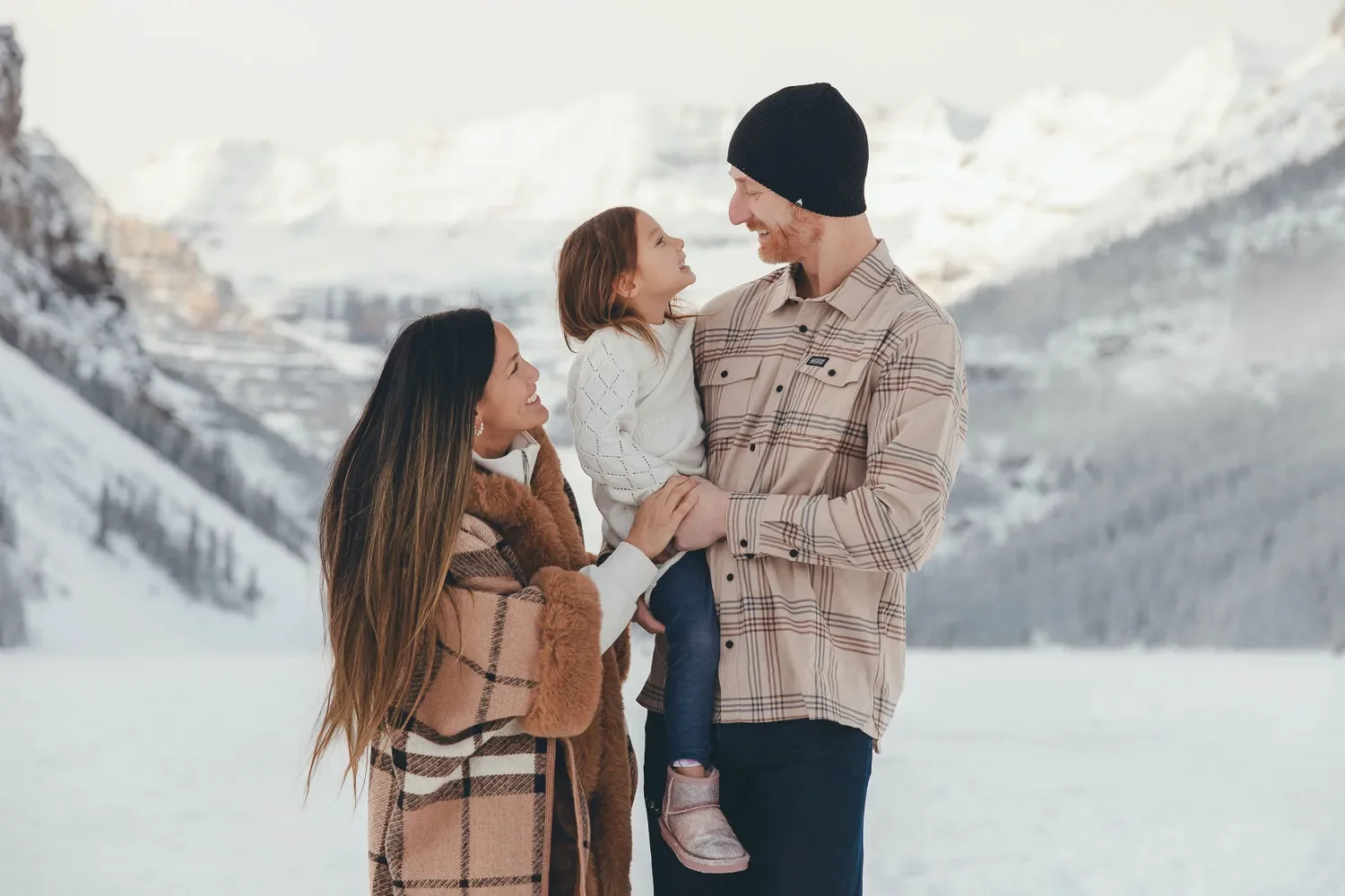 113_family-portrait-lake-louise-winter.webp