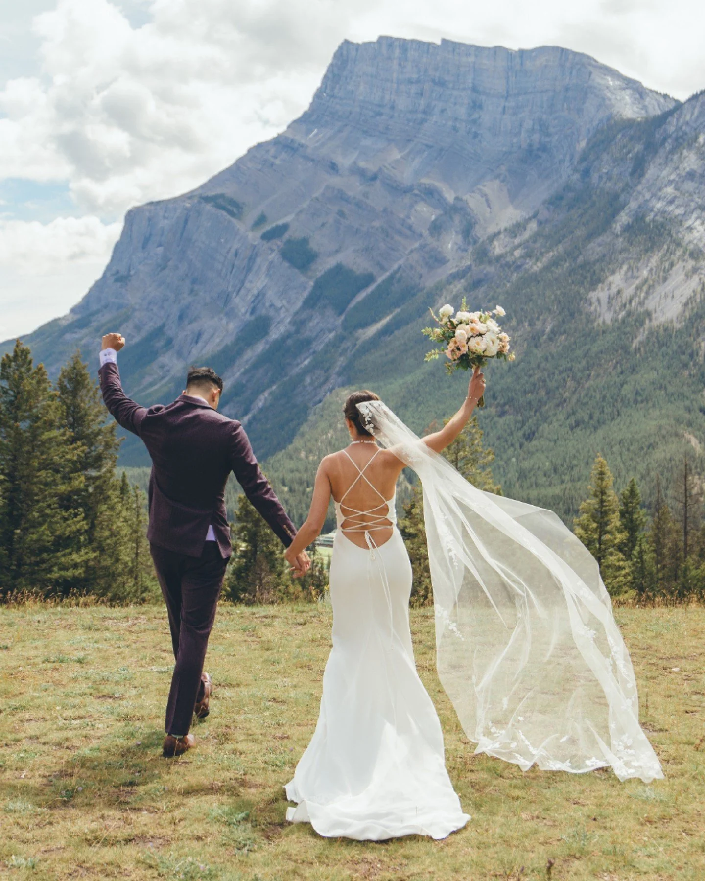These ceremony views are unmatched 🥹

Edit like @nick.laf with his preset pack, link in bio!
&bull;
#photography #canon #banff #wedding