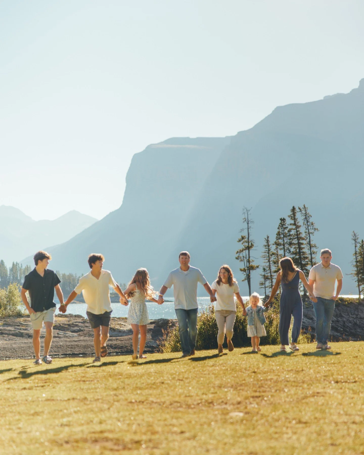 Golden hours like this never get old 
Edit like @nick.laf with his preset pack, link in bio!
•
#photography #canon #proposal #banff