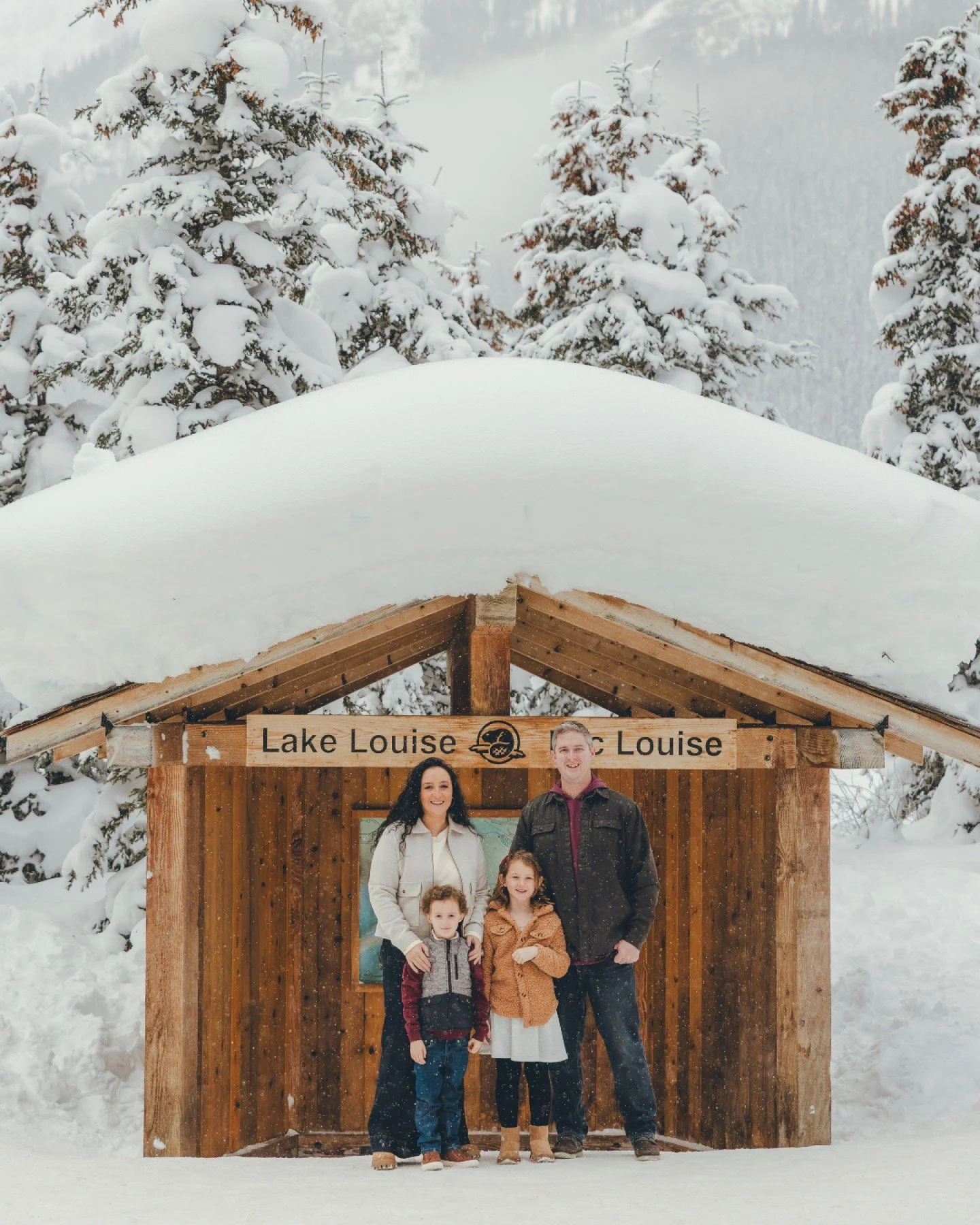 Lake Louise looking like a winter wonderland ❄️

@nick.laf&rsquo;s preset pack can be found in our link in bio!