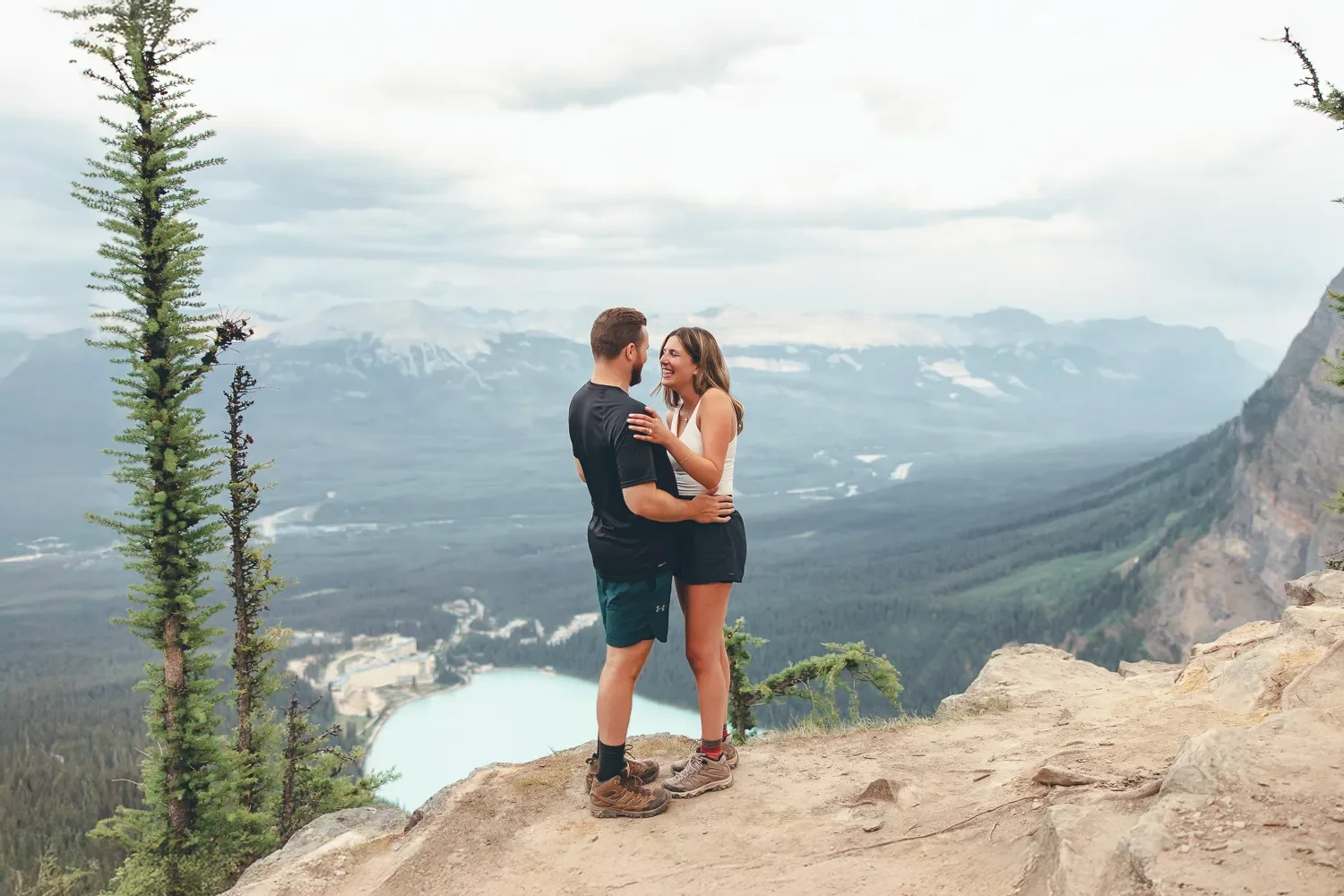108_couple-engagement-hiking-mountain-viewpoint-canadian-rockies.webp