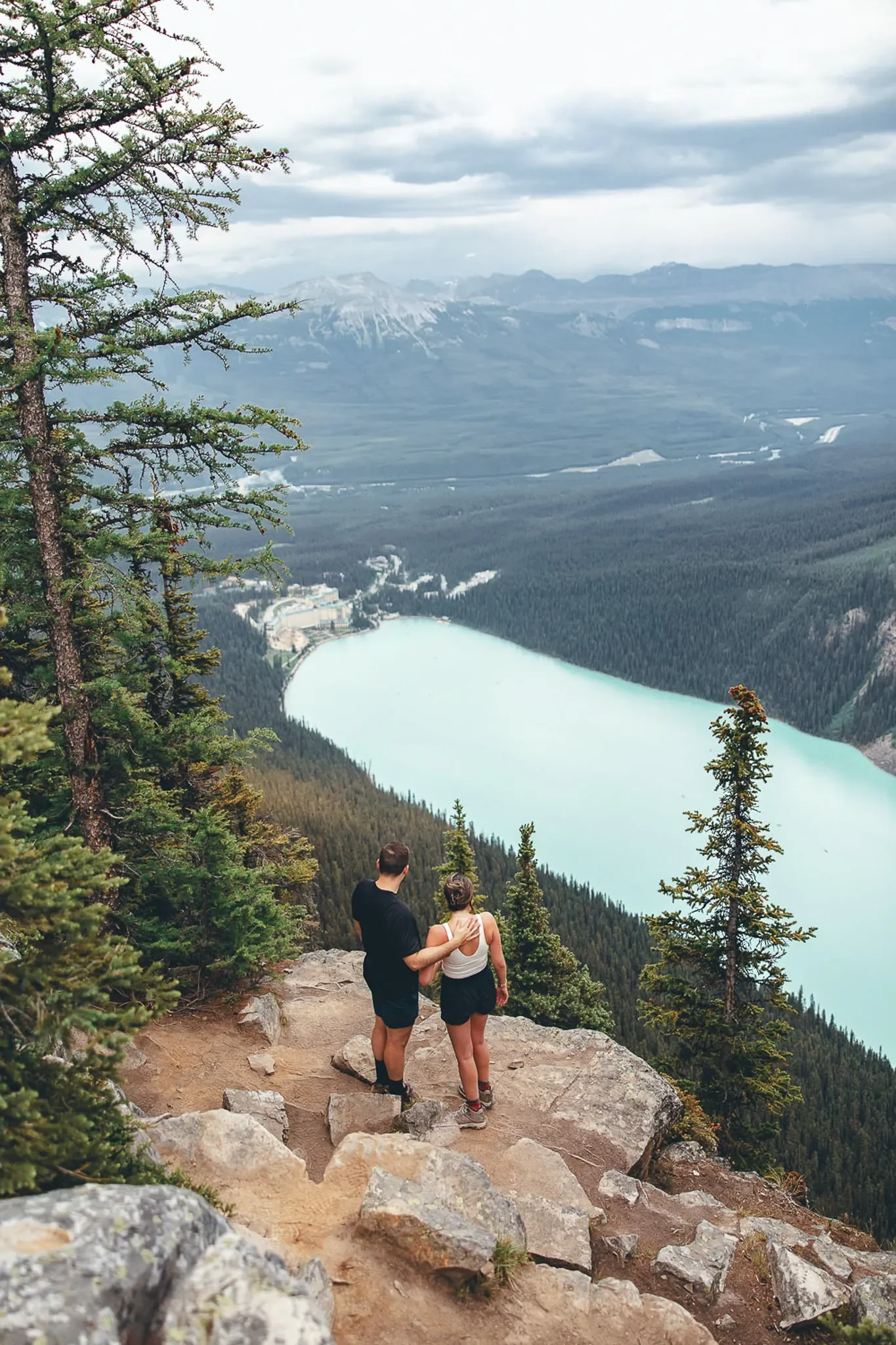 135_couple-hiking-to-lake-louise-viewpoint-banff-national-park.webp