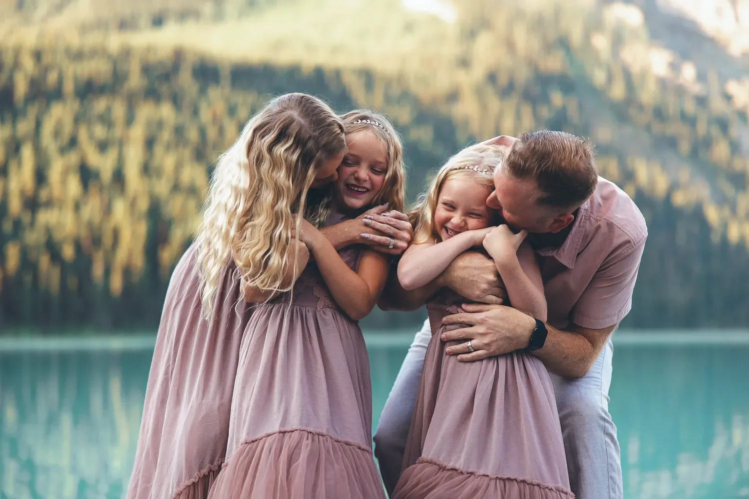 115_family-portrait-hugging-alpine-lake-canadian-rockies.webp